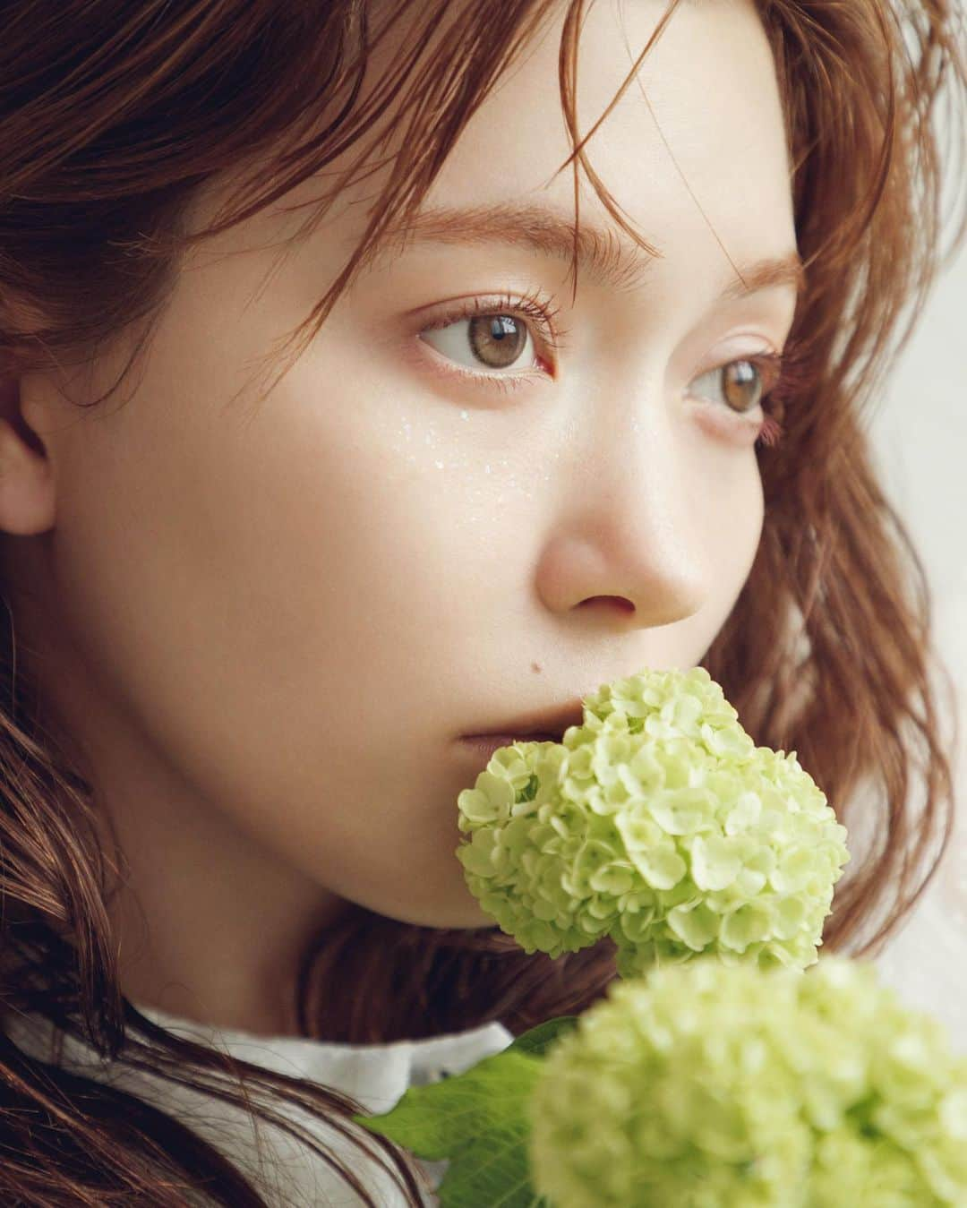 ViViさんのインスタグラム写真 - (ViViInstagram)「ViVi8月号の誌面から 美なアリサをお届け✨ 美容連載『やぎのヲタ美容。』は "アリサのおこもり美容"をテーマに 6P拡大版でお届け中！ 読めばかわいく&美しくなる モチベーション、間違いなく上がりますよ❤️ アリサの私物もたっくさん紹介されてるから、 見逃したら…損！ アリサの美しさにハッとした人？🙋‍♀️ コメントもお待ちしてます😘 #vivi #vivi8月号 #八木アリサ #alissayagi #viviモデルは世界イチ可愛い #やぎのヲタ美容 #美容連載 #おこもり美容 #おうち美容 #美容好きな人と繋がりたい #美容ルーティン #スキンケア紹介 #スキンケアレポ #美肌 #美肌作り #肌荒れ改善 #肌荒れケア #肌荒れ対策 #おうちでできるストレッチ #透明感 #透明感女子 #透明感のある肌 #保湿ケア #保湿美容液 #保湿化粧水 #美白肌 #ツヤ肌 #ラメメイク #ラメシャドウ #おうちトレーニング」7月2日 20時37分 - vivi_mag_official