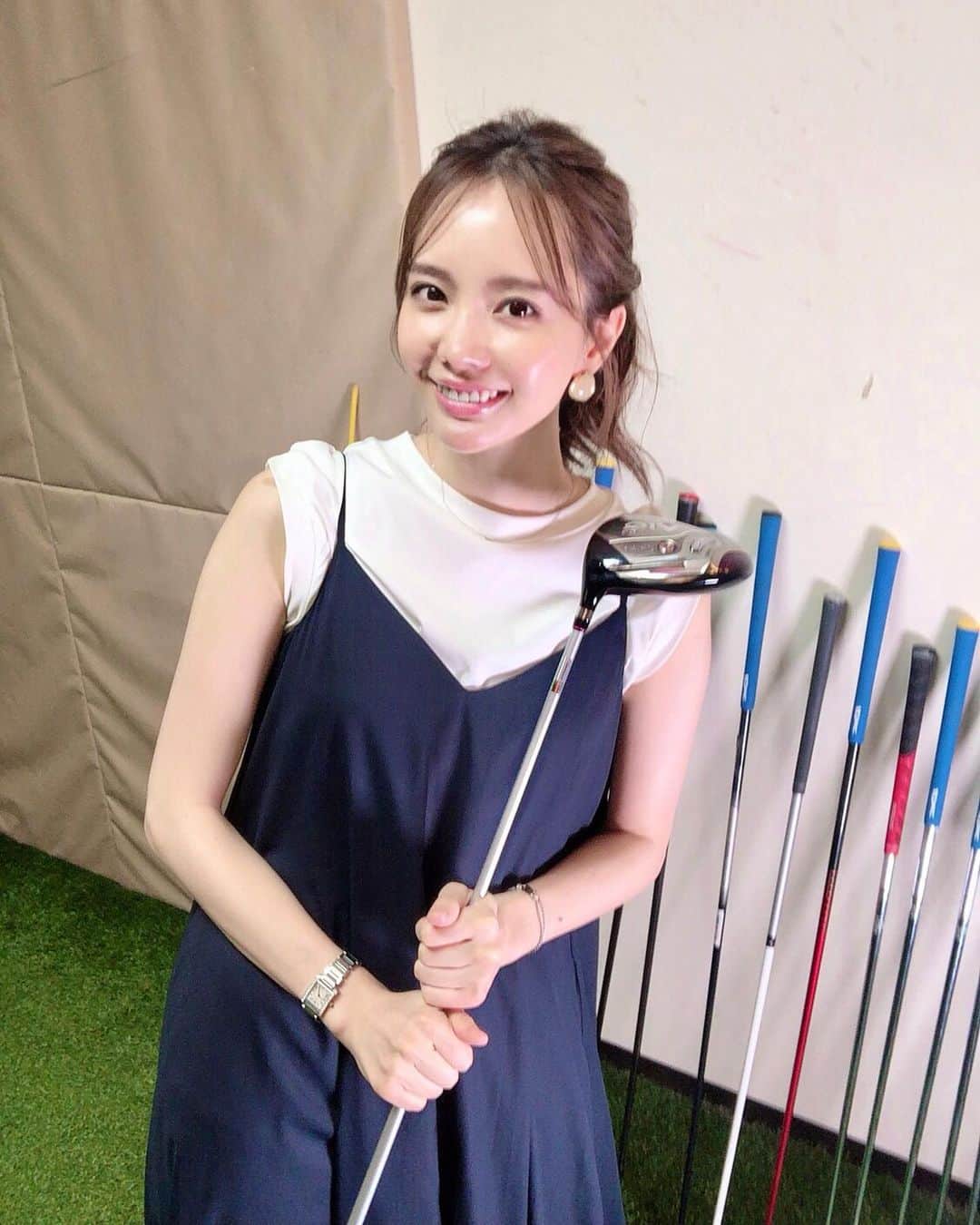 のインスタグラム：「プライベートゴルフレッスンをご紹介頂いたので ドキドキしながら40分の体験レッスン受けてきました⛳️  赤坂見附駅からすぐの 「CHEERS GOLF」 担当して頂いたのは @yasuoka_cheersgolf さん✨  まだ打ちっぱなしに2回しか行ったことないへっぽこですが 私みたいな超初心者でも 基礎から丁寧に教えて頂いて凄く安心しました。 自分のスイング姿を録画しながら進めてくれるので 違いを比較した上でアドバイスを頂いたりと、確実に身についていく実感を得ることができました✨  平日7時〜9:50の間でお得に朝活ゴルフレッスンを受けれるメニューや  なんと❣️会員になれば24時間練習場としても使えるプランもあるそうなので これは上手くなるために通いたいなぁ・・😖  駅近なので通勤前やお仕事の隙間などにも利用できるのもありがたいです🌟  ゴルフ好きな人は是非👆💕  #cheersgolf #赤坂ゴルフ #ゴルフレッスン #pr #コラボベース#赤坂#赤坂見附#ゴルフ#ゴルフ女子#ゴルフスイング #ゴルフ初心者 #ゴルフ練習 #ゴルフ上手くなりたい #駅近#ゴルフ好きな人と繋がりたい」