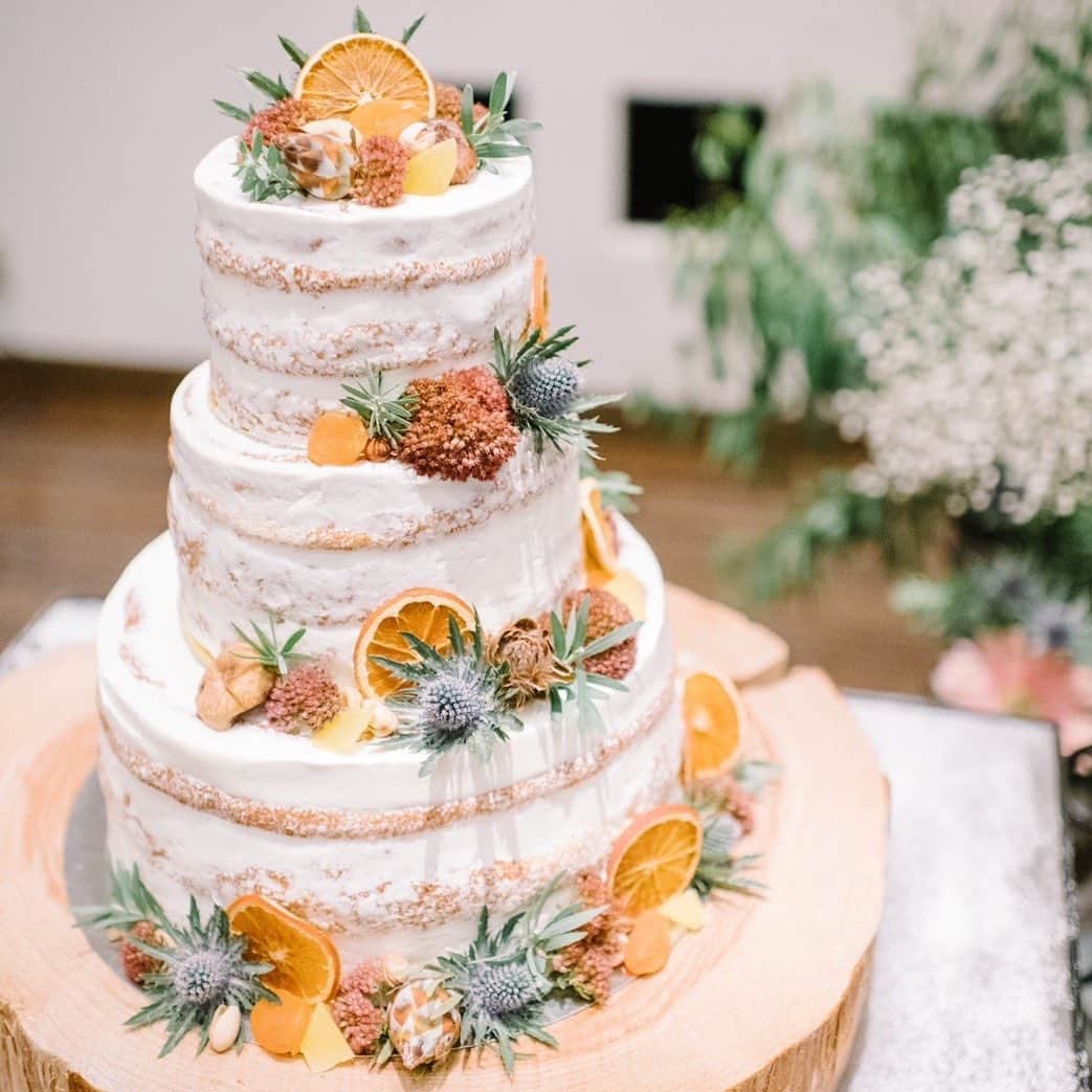 Villas des mariages TAKASAKIさんのインスタグラム写真 - (Villas des mariages TAKASAKIInstagram)「・ オレンジが綺麗なネイキッドケーキ🍊 お2人の思い描いたケーキを パティシエが形にしていきます✨ ・ 一つ一つパティシエと相談しながら 当日のケーキを決めていく為 細かいこだわりも再現致します！ ・ #ヴィラデマリアージュ  #ウェディングケーキ  #ウェディング  #スイーツ  #おかし作り  #オレンジ  #おしゃれ  #ネイキッドケーキ  #ケーキ  #パティシエ  #こだわり  #再現  #幸せ  #結婚式コーデ  #コーディネート」7月2日 20時37分 - villas_des_mariages_takasaki