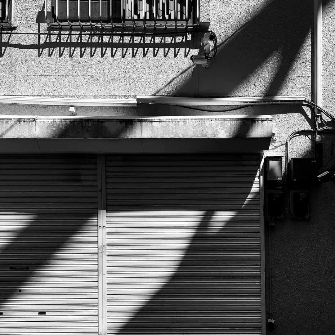 naotakeのインスタグラム：「店休日 - Closed today / iPhone XR & Snapseed, 20200703 . . 私の写真をパクって投稿し、さらに私にタグづけするっていうのは、何かの儀式なのかしら。 . . #spicollective #royalsnappingartists #infamous_family #rsa_main #infinity_photo_cult #2_fineart #jp_gallery_member #jp_gallery_bnw #trb_bnw #wp_bnw  #bnw_life #bnwlife_member #bnw_life_shots #bnw_captures #world_bnw #top_bnw #team_jp_ #team_jp_モノクロ #ig_energy_bw #ig_nihon #streetphotographybnw #igersjp #blackandwhite #bnw #bnwphoto #monochrome #bw #bnwphotography #ShotOniPhone #shotoniphoneXR」