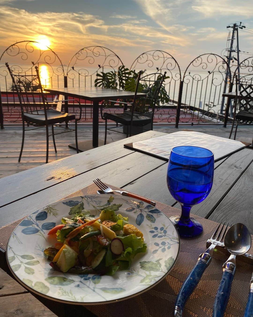 海江田麻貴さんのインスタグラム写真 - (海江田麻貴Instagram)「ㅤㅤㅤ  ㅤㅤㅤ 🥂🌇♥️  ㅤㅤㅤ  ㅤㅤㅤ  ㅤㅤㅤ  #淡路島ディナー #テラス #dinner #terracegarden #オーシャンテラス #viewofthesea #oceanview #awaji #awajishima #淡路島 #淡路島レストラン #淡路島グルメ #淡路島旅行 #淡路島ランチ #eveningsun #eveningsunset #夕陽 #夕陽🌇 #naturebeauty #うみ #summervibes #natureart #sunset #sunsetphotography #sunsets_captures #beautifulnature #cocktails #cocktail」7月2日 20時59分 - _makiii0924_