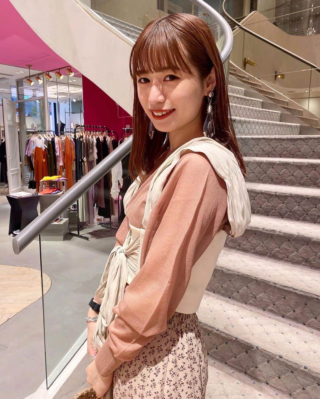 菅野梓のインスタグラム：「. このスタイリング、 オリもブランドもAll SALEになってる今♡ photo by @patsu_kin 💋 . @fumietanaka_jp . #kannofuku」
