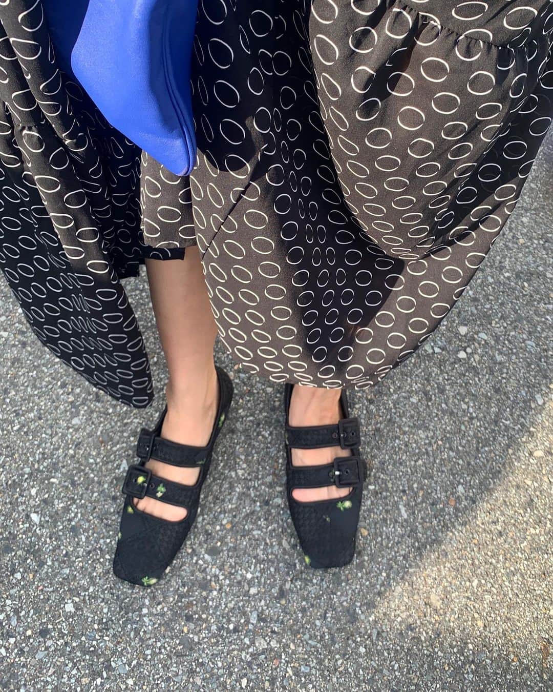 ayu kagawaさんのインスタグラム写真 - (ayu kagawaInstagram)「@ceciliebahnsen のこの靴が最近一番のお気に入り🖤🖤🖤 #fashion#mamafashion #ceciliebahnsen」7月2日 20時58分 - ayuyunyun