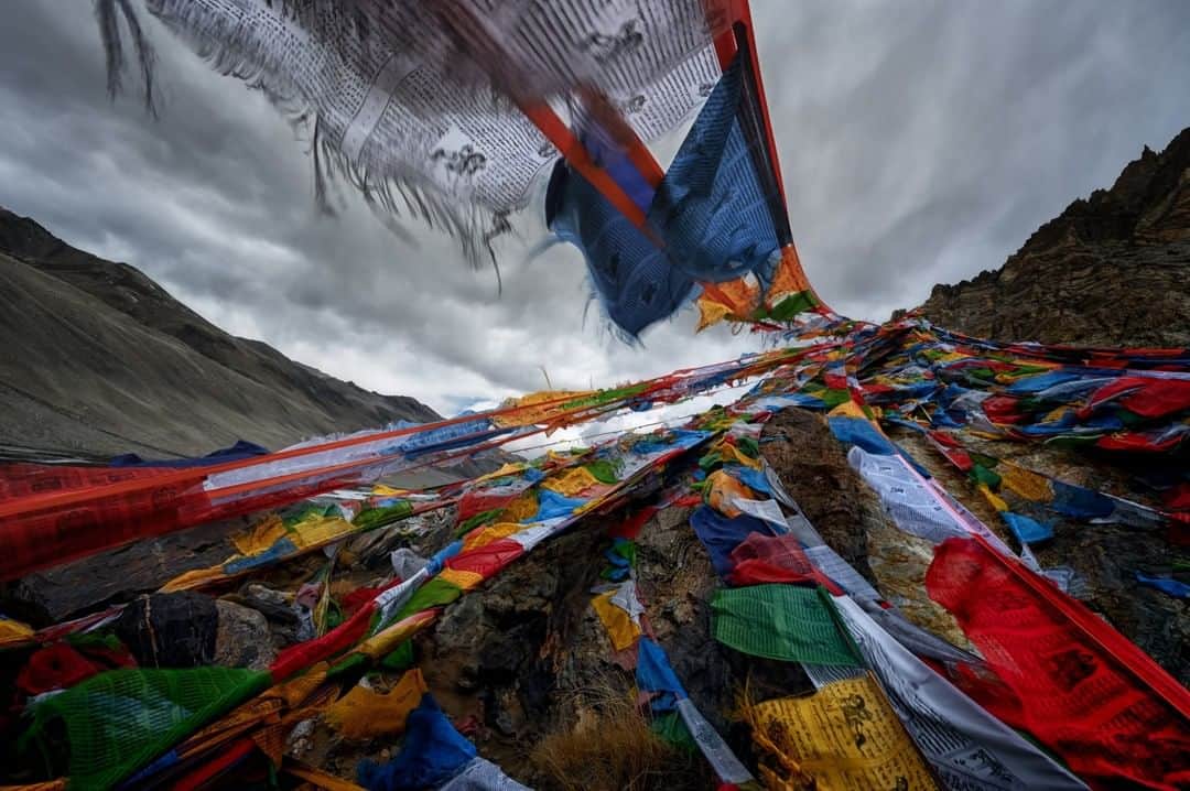 National Geographic Travelさんのインスタグラム写真 - (National Geographic TravelInstagram)「Photo by Keith Ladzinski @ladzinski  Prayer flags flap under dark skies, colorfully twisted and tattered from the high winds below Mount Everest.」7月2日 21時07分 - natgeotravel