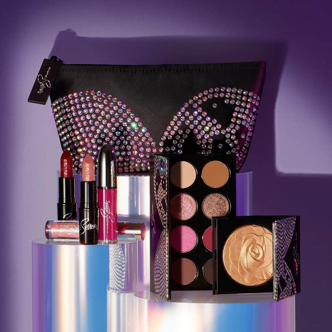 M∙A∙C Cosmetics Japanのインスタグラム：「【いよいよ明日全国発売！】 公式オンラインショップにて先行販売中の#MACセレーナ ラ レイナ コレクションを、明日7月3日(金)に全国のM∙A∙Cカウンターにて発売いたします。 発売をお楽しみに🌟 ㅤ テハーノ・ミュージックの女王と呼ばれ、わずか23歳でその生涯を終えた後も称賛され続ける歌姫「セレーナ・キンタニーヤ」をイメージした限定カラーコレクション。「セレーナ」の愛した言葉たちをリップスティックや、アイシャドウなどのシェードに込めました🌹 ㅤ #MACSelena #MACCosmeticsJapan #MACCosmetics #MAC #MACコスメ #マックコスメ #コスメ#コスメ紹介#コスメ好き#コスメレポ #化粧品 #デパコス #コスメ部 #コスメマニア #メイク好き#メイク道具#美容大好き#美容好き#トレンドメイク#夏メイク#メイクテク#アイシャドウパレット#キラキラ#キラキラメイク#MACリップ#リップマニア#ハイライト#ツヤ肌#ツヤ肌メイク」