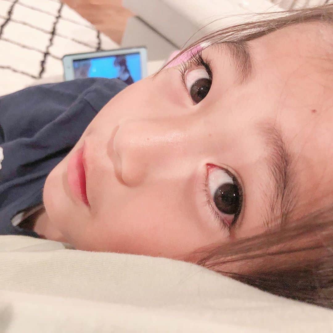 かなのインスタグラム：「． 朝は絵本を読んでカブトムシとクワガタのお世話をして、 幼稚園バス🚌まではぬいぐるみを抱えて🧸 幼稚園が終わったらザリガニ釣り🎣 お家に入って制作作り✂︎ お風呂に入ってご飯を食べたら ブロックで遊んで🧱戦いごっこして🗡 寝る前に鉄棒や体操をして汗を掻き🤣💦 ． なんとも多趣味〜〜〜🥳 一日があっという間すぎるね♡ ． ． #息子#5歳#写真は甘えん坊タイム」