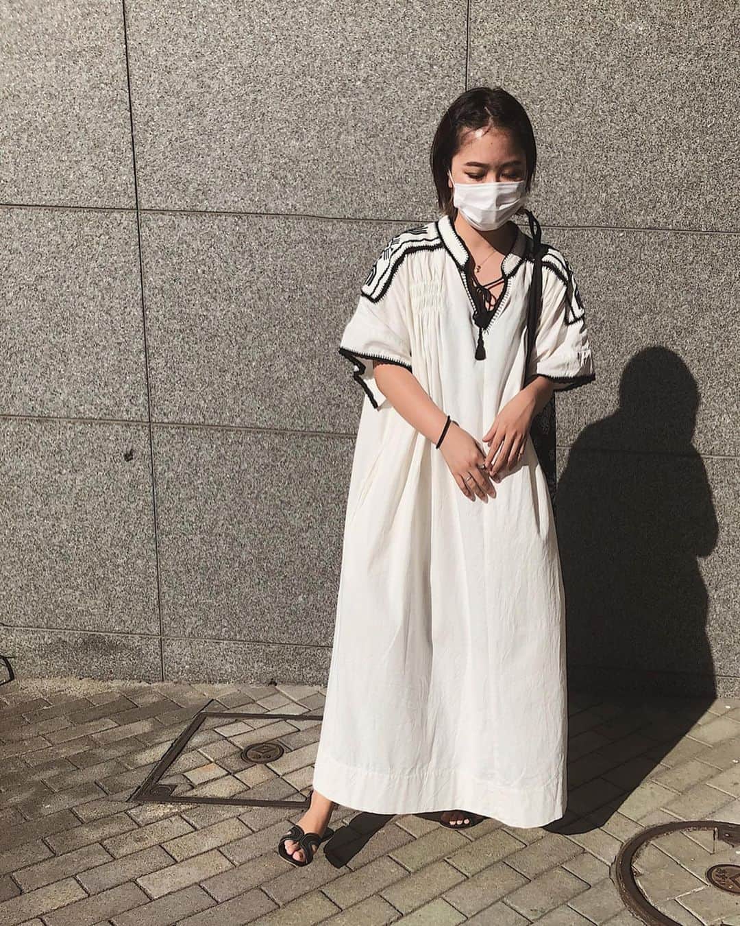 Shioneさんのインスタグラム写真 - (ShioneInstagram)「#ootd 👗 ㅤㅤㅤㅤㅤㅤㅤㅤㅤㅤㅤㅤㅤ この前買ったばかりの @rosebud_official_ の刺繍ワンピース👗❤️ ㅤㅤㅤㅤㅤㅤㅤㅤㅤㅤㅤㅤㅤ バッグは @selectshop_tii で販売予定のものを一足先に🤤❤️ ペイズリー柄が1番好き🥺❤️ ㅤㅤㅤㅤㅤㅤㅤㅤㅤㅤㅤㅤㅤ サンダルは @reedit_official ❤︎ ㅤㅤㅤㅤㅤㅤㅤㅤㅤㅤㅤㅤㅤ  #instagram  #liquidlipstick  #japan  #メイク  #YouTube  #cosmetics #love #me #makeup  #fashion #メイク動画  #メイク #コスメ #shii_code🌹 🌹#Libecka #libeckabyshii #youtuber #youtube  #低身長コーデ #셀카 #ヘアスタイル  #ミニボブ #切りっぱなしボブ #메이크 #셀카 #오오티디　#옷스타그램　#전신샷 #コーデ #刺繍ワンピース #rosebud #ootd」7月2日 21時04分 - shione__1101