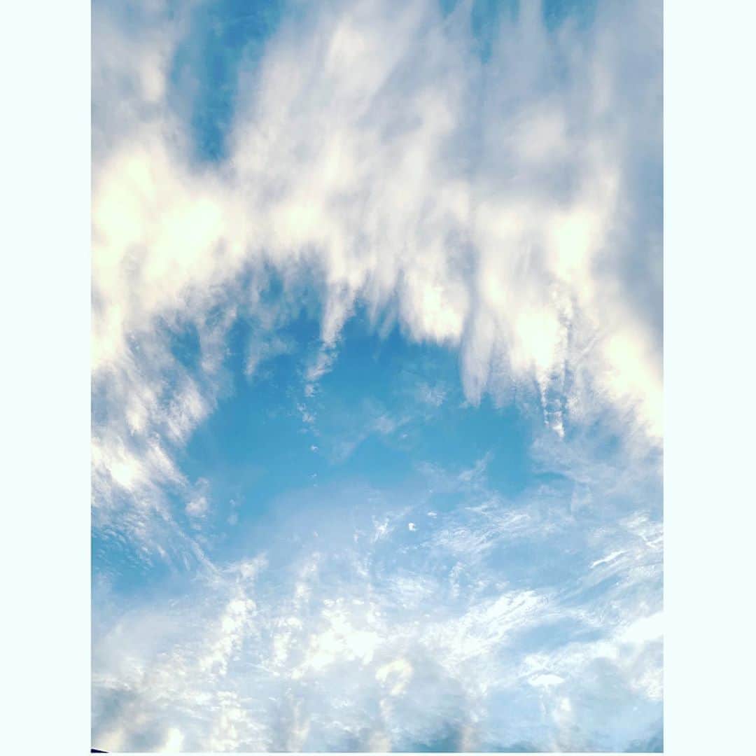 美蘭レンナのインスタグラム：「今日はとても清らかで 心地のいい日でしたね😌☀️  帰宅途中に 吸い込まれそうな綺麗なお空に出合ったので 思わずパシャリ📷😙✨  昨日お知らせ致しました、 オフィシャルブログを 沢山の方々が見て下さっていて、 とても嬉しかったです☺️💕✨✨  作って頂いて本当に良かったです🥰 皆さまに感謝です😌💕♫  ブログ初心者ですが、随時更新していくので また見にいらしてください😍🎀  明日も雨模様の地域が多いですが、 どなた様にとっても心地よく 過ごせますように😌✨  #清らか#清々しい空#お空#空模様#なつぞら#夏空#吸い込まれそう#7月#2日#梅雨#夏#晴れ#晴れの日#夕日#サンセット#投稿#風景#風景写真#風景写真好きな人と繋がりたい#写真好き#感謝の気持ち」