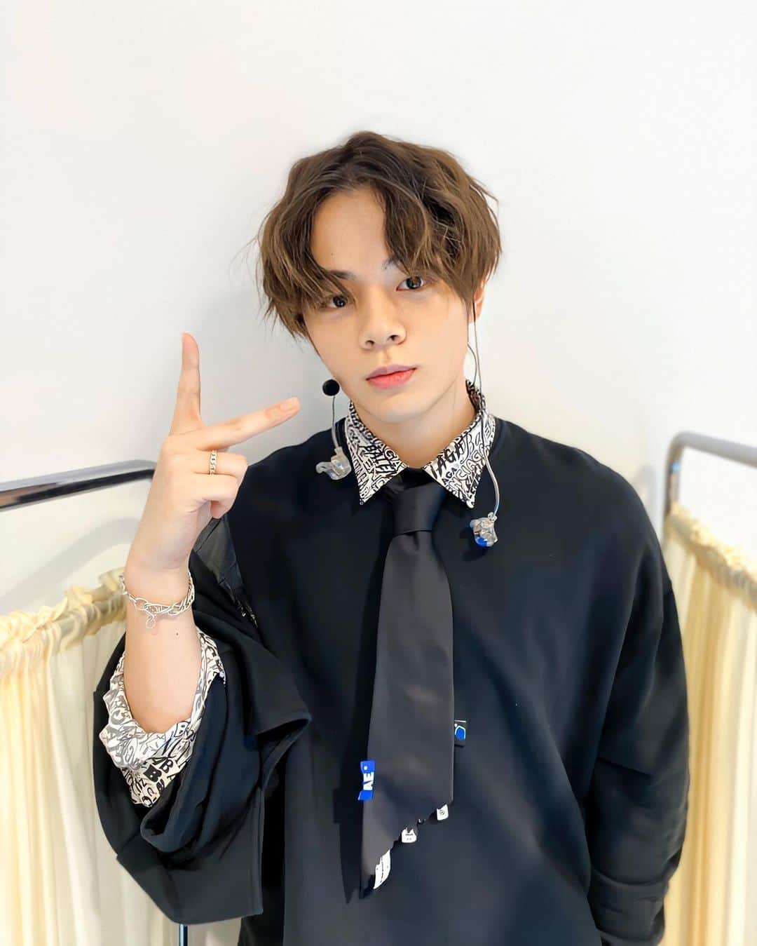 鶴房汐恩（JO1）のインスタグラム：「[👽] Tokyo Virtual Runway Live by #GirlsAward に #JO1 が🎙LIVE Performance🎙を担当させていただきました！  その日の舞台裏ショットをお届けします📸 —— [👽] ➖➖➖➖➖➖➖➖➖➖➖➖➖➖➖➖➖ #tsuruboshion #tsurubo #shion #鶴房汐恩 #JO1 #JAM #produce101japan #japan #jpop」