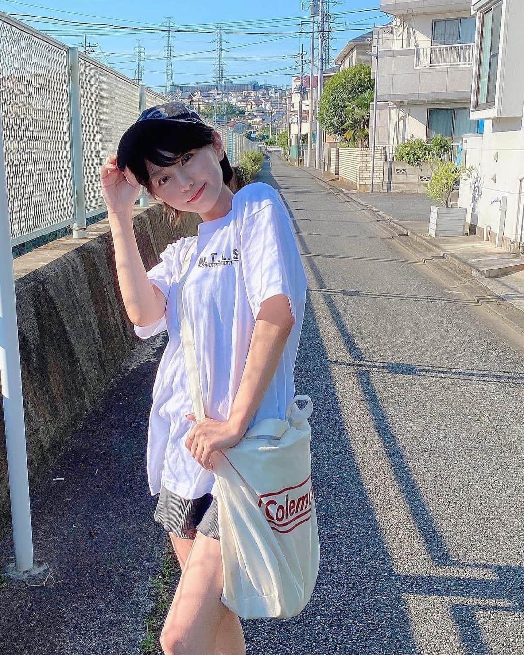 MIORIさんのインスタグラム写真 - (MIORIInstagram)「・ 今日めっちゃ天気良かったね🌻 久々に青空見た気がする😴 ・ ・ ・ #tシャツ女子 #キャップ女子  #謎ポーズ #髪の毛伸びてきた」7月2日 21時12分 - __mk.31__