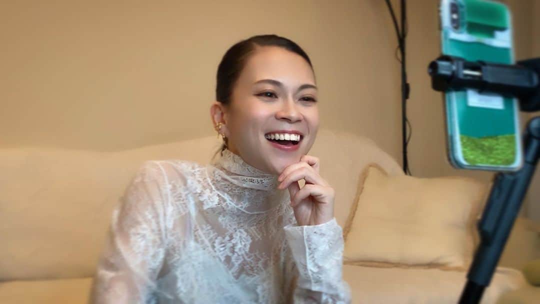 小柳ゆきのインスタグラム：「インスタライブ 、30分の予定のはずが1時間になってしまいました😀 本日も長々とお付き合いくださり有難うございました！！！ . . アルバム「SPHERE-球宇宙-」沢山聴いてやってくだされ🥺✨ . . では配信生ライブが開催される8/17にお会いしましょう🥳 ここでは歌います、というかちゃんと普通の歌うライブです笑笑 . . という事で、合言葉は〜 「817」🕵️」