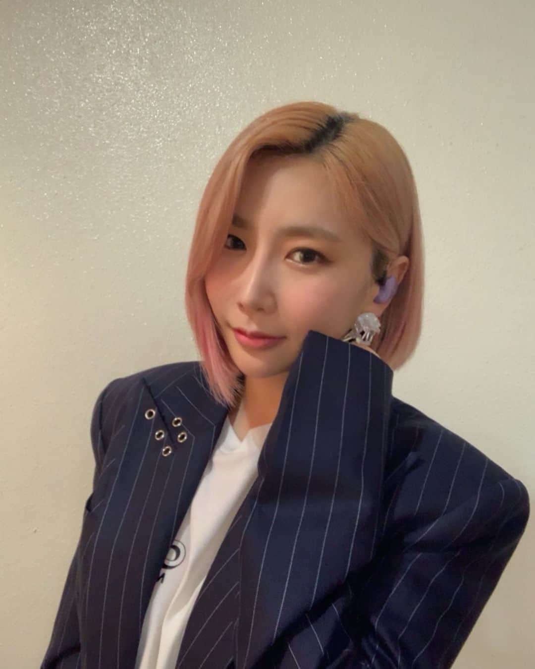 ジェアのインスタグラム：「새로운 귀가 생겼어요🎶😭😆 너무 이쁘죠?!? 💜 인이어 모니터 새로 맞췄으니 라이브 할 일 더욱 많아지길 바랍니다! 👉🏻👈🏻 @jgsoundz  #jea #Newself」