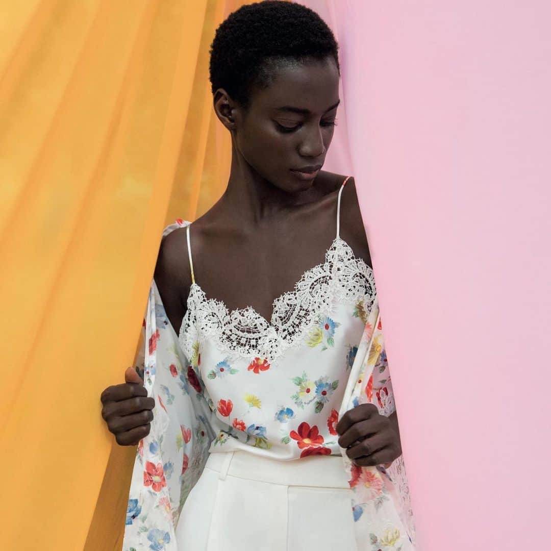 のインスタグラム：「Flower print satin slip dress top with lace inlays. . . #ermannoscervino #springsummercollection #ss20 #satin #lace #slipdress #flowers」