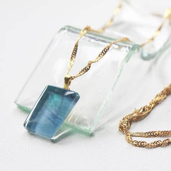 comb de shioさんのインスタグラム写真 - (comb de shioInstagram)「美しいブルーのガラスを、ゴールドカラーのロングチェーンで仕上げたペンダント。  さりげなく、可愛く、華やか。  夏も冬も、1年中大活躍するペンダントです。  7日までは、10%還元セール開催中です。  ぜひ、チェックしてみてくださいね✨  #ガラスペンダント  #プレゼントに最適  Glass art jewelry by Isako.toda﻿ ﻿ 【作品リスト】﻿ ﻿ ■ ペインティングシリーズ・1点ものガラスのメンズペンダント「green forest」｜箱付  オンラインショップ掲載中です。﻿ 画像のタグ🏷からリンクしてます﻿ ﻿ #conbdeshio﻿ #コムデシオ ﻿ #コムデシオガラス ﻿ #ガラス作家杜多一菜子﻿ #アートを身につける新感覚アクセサリー﻿ #ガラスアクセサリー﻿ #1点ものアクセサリー ﻿ #作家ものアクセサリー ﻿ #ハンドメイドアクセサリー ﻿ #ガラス作家 ﻿ #アート好きな人と繋がりたい ﻿ #ファッション好きな人と繋がりたい ﻿ #ガラスジュエリー  #大人のアクセサリー  #三重県津市  #30代ファッション  #40代のおしゃれ  #50代ファッション  #combdeshioglass﻿ #madeinjapan #handmade #jewelry #glassjewelry #glassartist﻿ #glassartjewelry #handmadeaccessory」7月2日 21時19分 - comb_de_shio