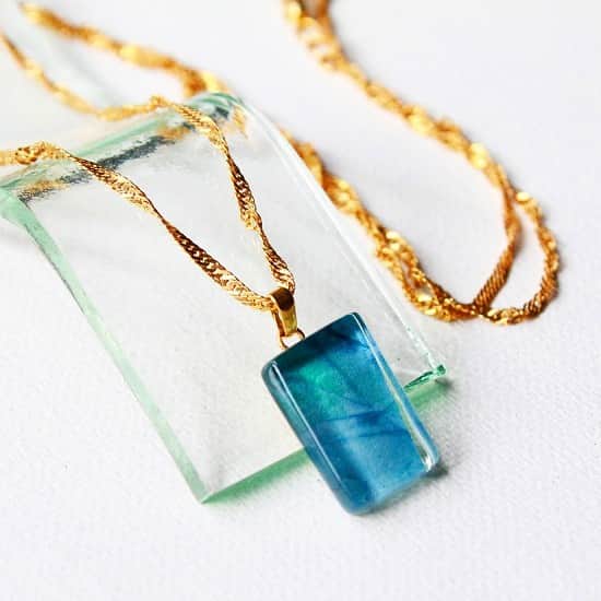 comb de shioさんのインスタグラム写真 - (comb de shioInstagram)「美しいブルーのガラスを、ゴールドカラーのロングチェーンで仕上げたペンダント。  さりげなく、可愛く、華やか。  夏も冬も、1年中大活躍するペンダントです。  7日までは、10%還元セール開催中です。  ぜひ、チェックしてみてくださいね✨  #ガラスペンダント  #プレゼントに最適  Glass art jewelry by Isako.toda﻿ ﻿ 【作品リスト】﻿ ﻿ ■ ペインティングシリーズ・1点ものガラスのメンズペンダント「green forest」｜箱付  オンラインショップ掲載中です。﻿ 画像のタグ🏷からリンクしてます﻿ ﻿ #conbdeshio﻿ #コムデシオ ﻿ #コムデシオガラス ﻿ #ガラス作家杜多一菜子﻿ #アートを身につける新感覚アクセサリー﻿ #ガラスアクセサリー﻿ #1点ものアクセサリー ﻿ #作家ものアクセサリー ﻿ #ハンドメイドアクセサリー ﻿ #ガラス作家 ﻿ #アート好きな人と繋がりたい ﻿ #ファッション好きな人と繋がりたい ﻿ #ガラスジュエリー  #大人のアクセサリー  #三重県津市  #30代ファッション  #40代のおしゃれ  #50代ファッション  #combdeshioglass﻿ #madeinjapan #handmade #jewelry #glassjewelry #glassartist﻿ #glassartjewelry #handmadeaccessory」7月2日 21時19分 - comb_de_shio