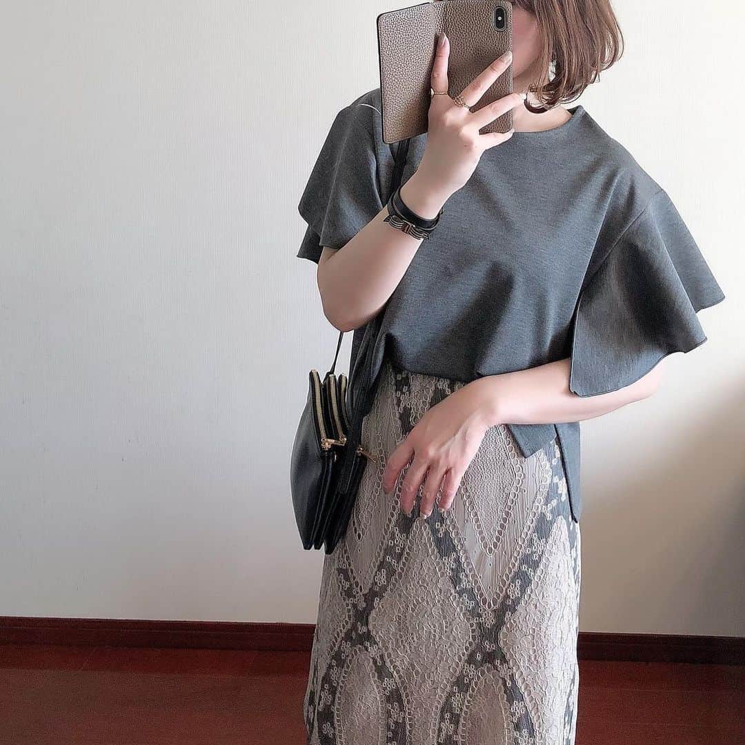 のインスタグラム：「* * 可愛くて二の腕カバーもしてくれるのでふんわりした袖やひらっとした袖が好き♡ * 1枚目&2枚目どちらのトップスも @edist.closet です💁🏻‍♀️ * 袖のデザインが可愛いけどグレー&ブラックなので甘くなりすぎない絶妙なバランスで合わせやすい🖤 * @edist.closet ではお得なプレサマーSALE開催中です🌴 * 1枚目 トップス #edistcloset #エディストクローゼット  スカート #iena  バッグ #celine  2枚目 トップス #edistcloset #エディストクローゼット  パンツ #noble  バッグ #vasic」