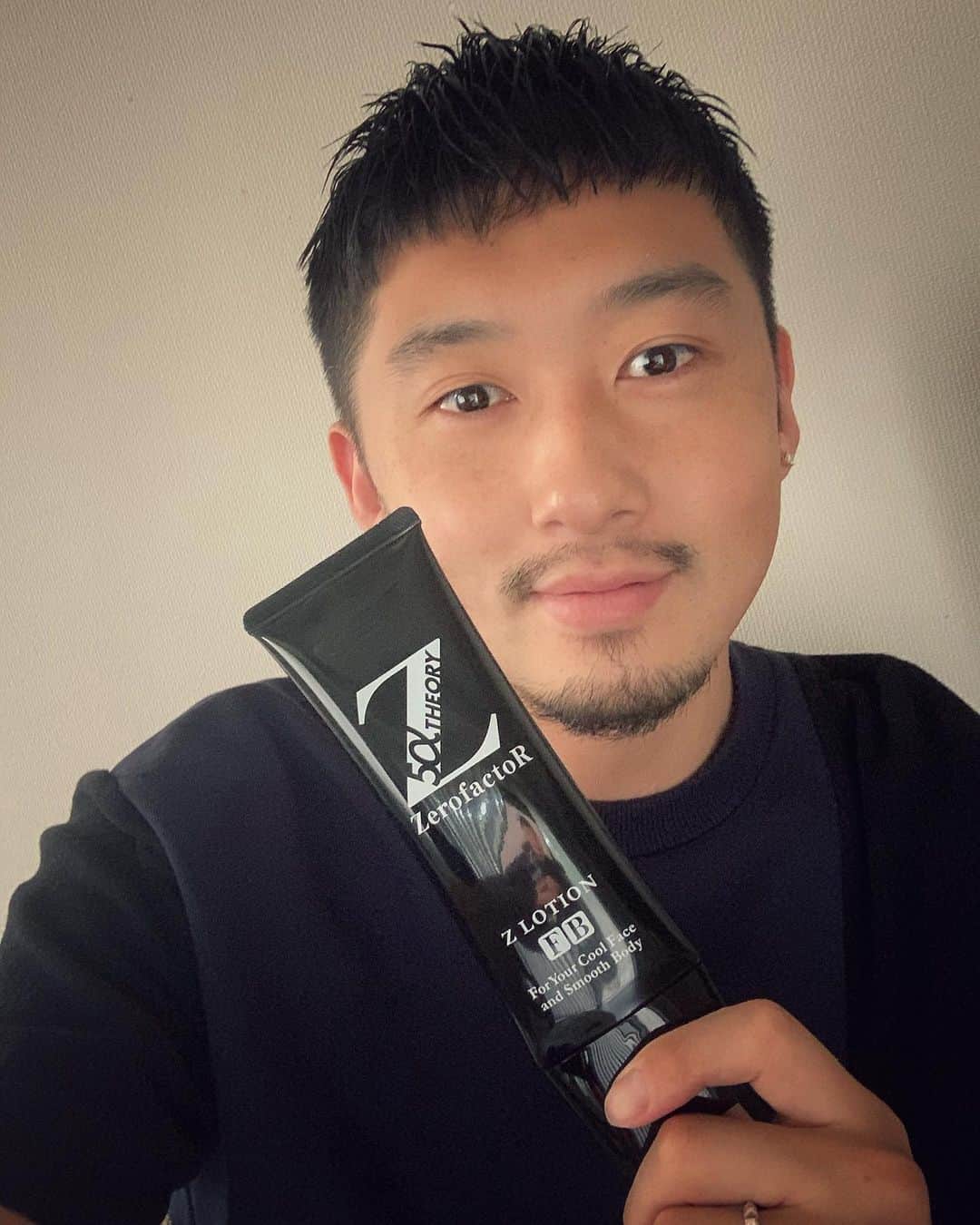 柴田翔平のインスタグラム：「ヒゲ整えててスッキリー🧔 最近ヒゲを剃った後、 ヒリヒリするのと剃り跡が気になってアフターケアに悩んでたんだけど、剃った後にこのZローションを 使ったらツルツルで剃り跡も 気にならなくなってきた💯 ・ 同じ悩みある人は試してみて～ @zerofactor_ . #ゼロファクター　#Zローション　#ヒゲケア #青髭　#ツルスベ肌 #メンズコスメ #メンズスキンケア」