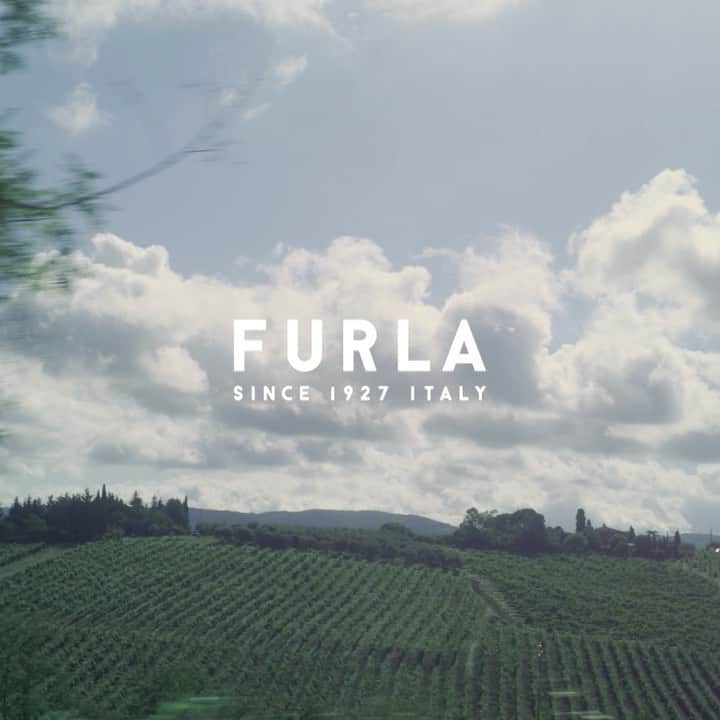 フルラのインスタグラム：「It's a blend of cool modernity with long-established tradition. Experience the essence of Furla.  #thefurlasociety #furlafeeling #newcollection #furla #accessories #fashion」