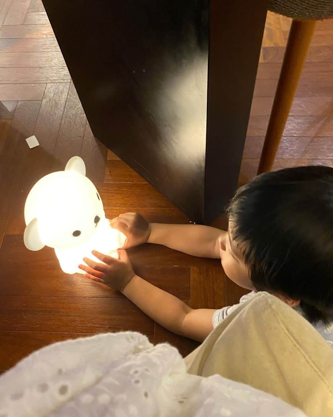 アン・ソニョンさんのインスタグラム写真 - (アン・ソニョンInstagram)「서바로 바라보며  #찹스테이크야채볶음 에다,  한달을 바라만보고 육수붓고 기다려 28일 숙성시킨 #홍신애김치 랑  #혼밥 뚝딱🙌🏻 . . . . 레스토랑 안부럽게 맛나네요🙌🏻 (고기는 #온라인러브바자 에서 구매한거 #안비밀🙊 ) . . . 저녁 운동 한번 더 가려다, 집에 오니 들어붙어 "엄마 빨리 집에옷으로 갈아입어!! 아무데도 가지마!!"하는 녀석보니 맘이 짠해 오늘은 쉬는걸로😌 . . . 집밥해먹고, 쫑알쫑알대는 녀석이랑 놀아주다 낼은 이른 출근후 부산1박2일 출장이라, 오늘은 같이 자려구요❤️ . . . 별거없는 소소한 일상이지만 왤케 뿌듯하고 행복한지. 참 감사합니다😍 . . . . 바로애비야 @jk__seo  마누리 낼 새벽3시반 출근이다... 빨리 귀가해 발닦고 조신하게 주무시길 바란다 오바.😏 . . . . #바로네먹고사는이야기 #안선영식단」7月2日 21時34分 - anney_an_love