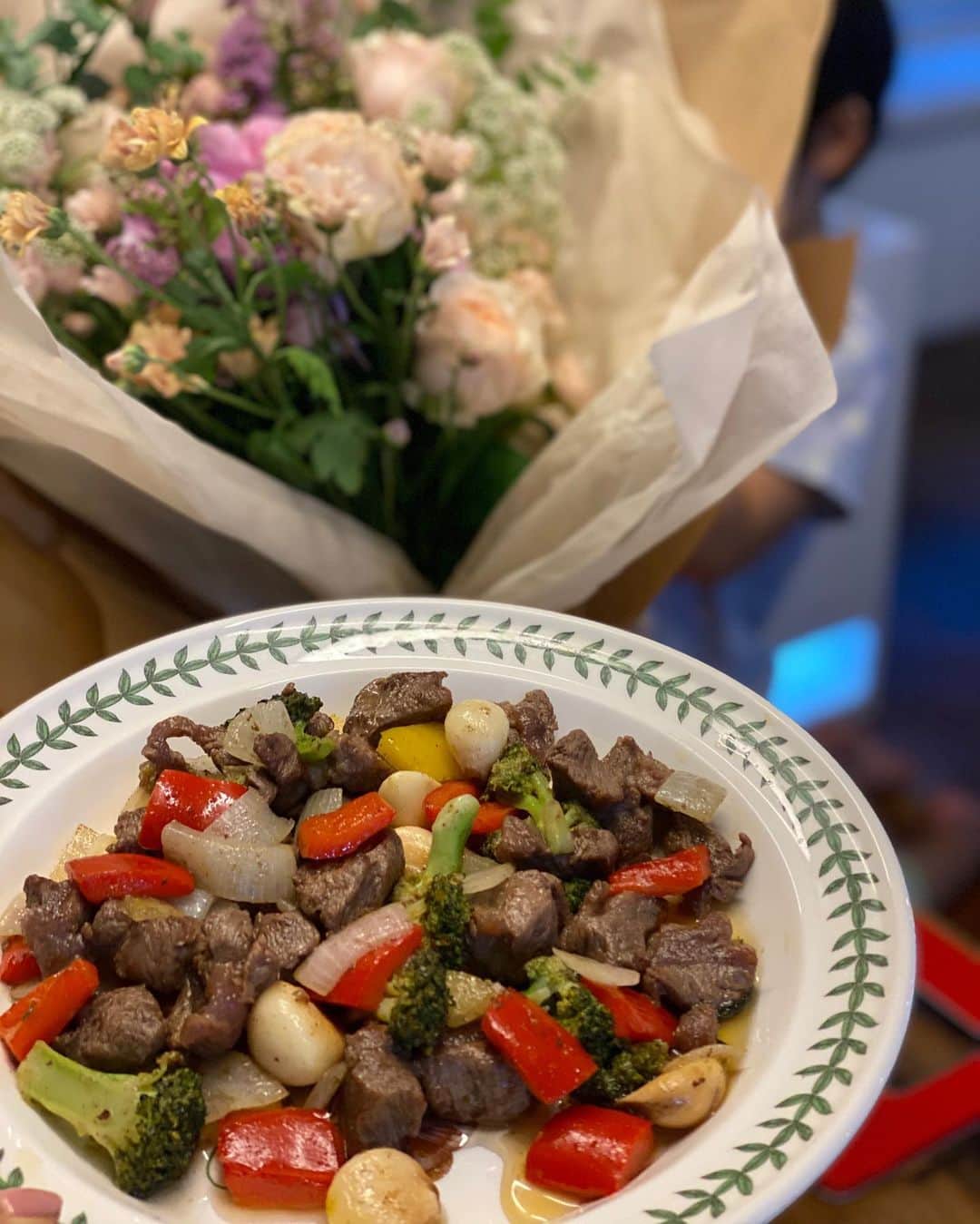 アン・ソニョンさんのインスタグラム写真 - (アン・ソニョンInstagram)「서바로 바라보며  #찹스테이크야채볶음 에다,  한달을 바라만보고 육수붓고 기다려 28일 숙성시킨 #홍신애김치 랑  #혼밥 뚝딱🙌🏻 . . . . 레스토랑 안부럽게 맛나네요🙌🏻 (고기는 #온라인러브바자 에서 구매한거 #안비밀🙊 ) . . . 저녁 운동 한번 더 가려다, 집에 오니 들어붙어 "엄마 빨리 집에옷으로 갈아입어!! 아무데도 가지마!!"하는 녀석보니 맘이 짠해 오늘은 쉬는걸로😌 . . . 집밥해먹고, 쫑알쫑알대는 녀석이랑 놀아주다 낼은 이른 출근후 부산1박2일 출장이라, 오늘은 같이 자려구요❤️ . . . 별거없는 소소한 일상이지만 왤케 뿌듯하고 행복한지. 참 감사합니다😍 . . . . 바로애비야 @jk__seo  마누리 낼 새벽3시반 출근이다... 빨리 귀가해 발닦고 조신하게 주무시길 바란다 오바.😏 . . . . #바로네먹고사는이야기 #안선영식단」7月2日 21時34分 - anney_an_love