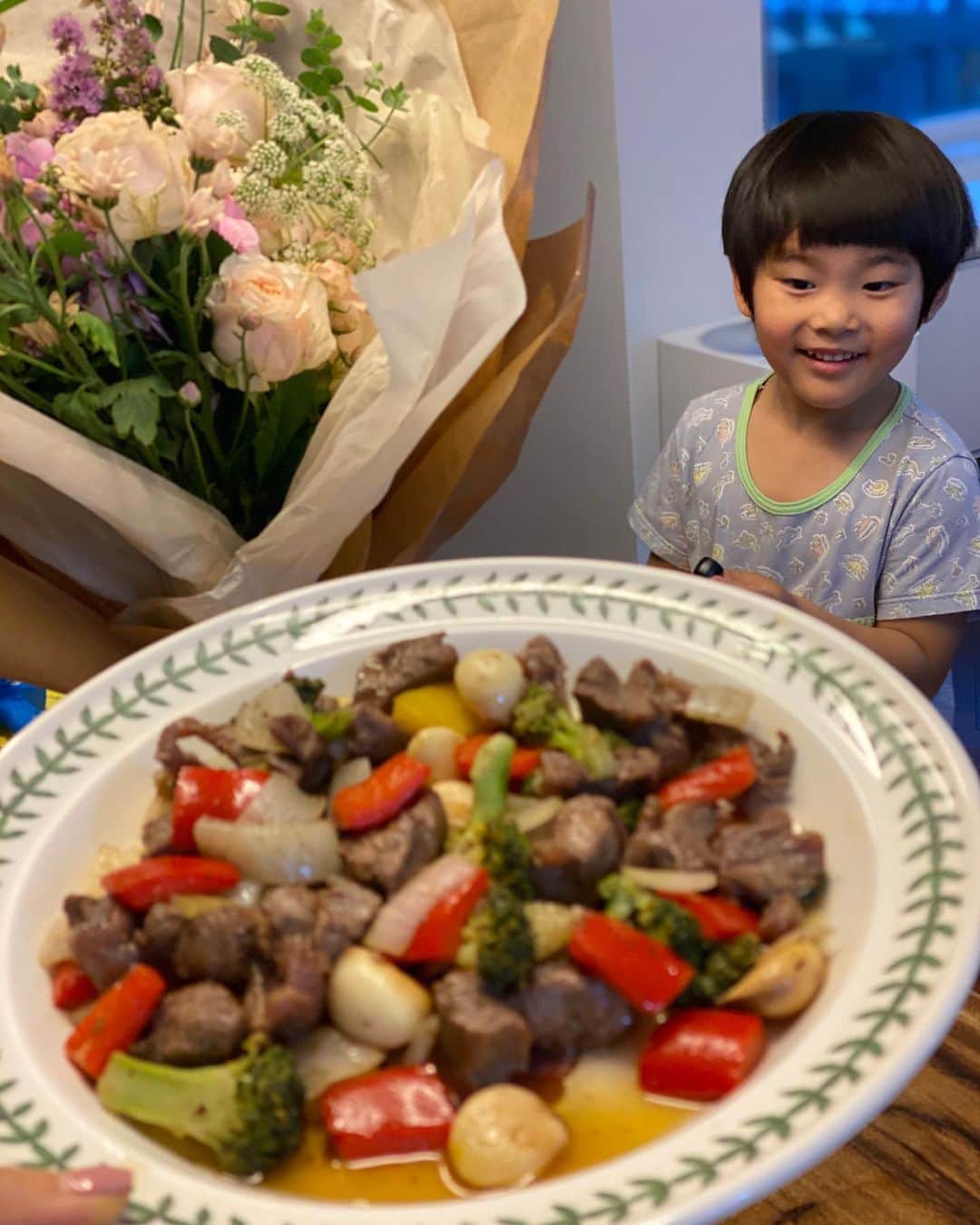 アン・ソニョンさんのインスタグラム写真 - (アン・ソニョンInstagram)「서바로 바라보며  #찹스테이크야채볶음 에다,  한달을 바라만보고 육수붓고 기다려 28일 숙성시킨 #홍신애김치 랑  #혼밥 뚝딱🙌🏻 . . . . 레스토랑 안부럽게 맛나네요🙌🏻 (고기는 #온라인러브바자 에서 구매한거 #안비밀🙊 ) . . . 저녁 운동 한번 더 가려다, 집에 오니 들어붙어 "엄마 빨리 집에옷으로 갈아입어!! 아무데도 가지마!!"하는 녀석보니 맘이 짠해 오늘은 쉬는걸로😌 . . . 집밥해먹고, 쫑알쫑알대는 녀석이랑 놀아주다 낼은 이른 출근후 부산1박2일 출장이라, 오늘은 같이 자려구요❤️ . . . 별거없는 소소한 일상이지만 왤케 뿌듯하고 행복한지. 참 감사합니다😍 . . . . 바로애비야 @jk__seo  마누리 낼 새벽3시반 출근이다... 빨리 귀가해 발닦고 조신하게 주무시길 바란다 오바.😏 . . . . #바로네먹고사는이야기 #안선영식단」7月2日 21時34分 - anney_an_love