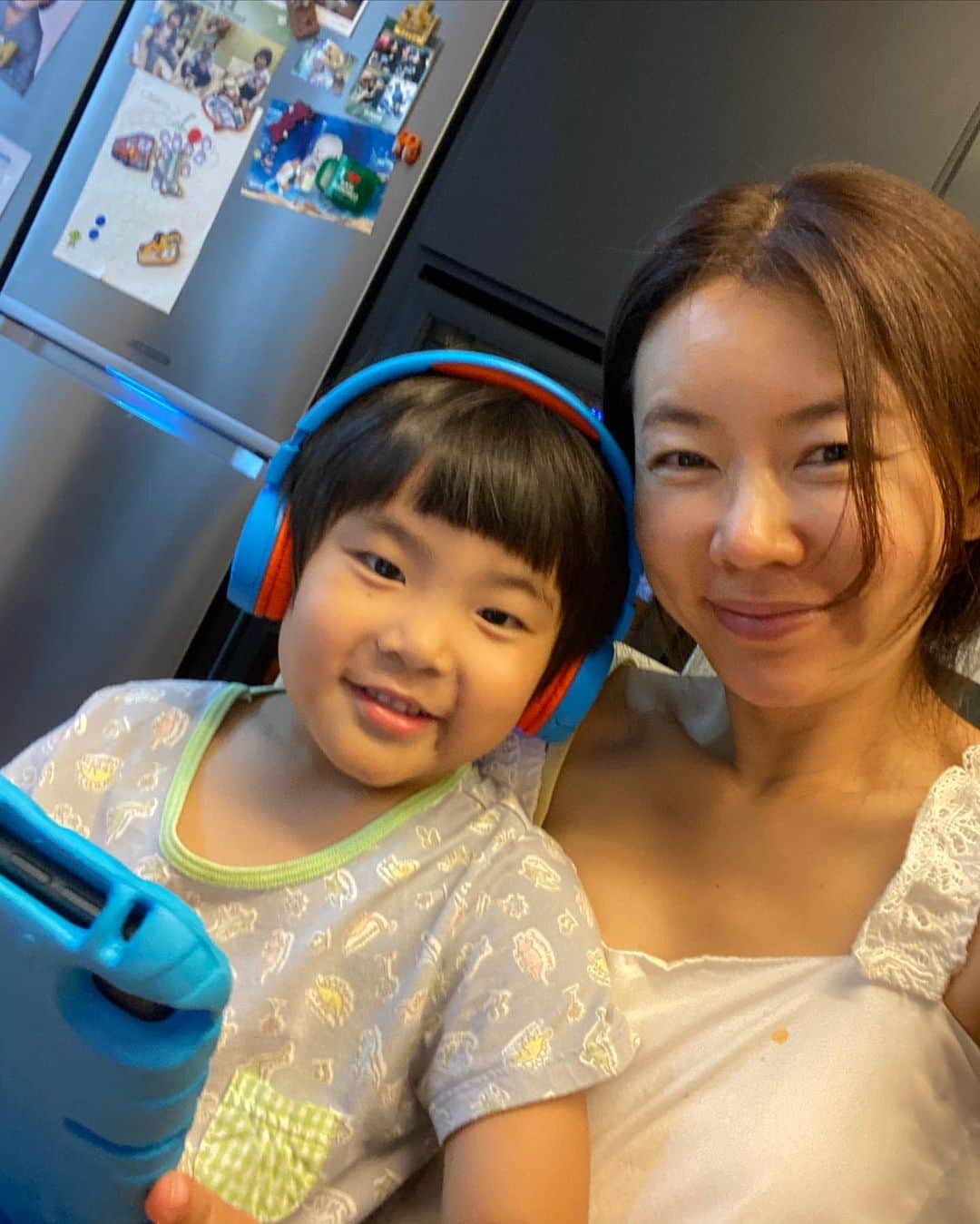 アン・ソニョンさんのインスタグラム写真 - (アン・ソニョンInstagram)「서바로 바라보며  #찹스테이크야채볶음 에다,  한달을 바라만보고 육수붓고 기다려 28일 숙성시킨 #홍신애김치 랑  #혼밥 뚝딱🙌🏻 . . . . 레스토랑 안부럽게 맛나네요🙌🏻 (고기는 #온라인러브바자 에서 구매한거 #안비밀🙊 ) . . . 저녁 운동 한번 더 가려다, 집에 오니 들어붙어 "엄마 빨리 집에옷으로 갈아입어!! 아무데도 가지마!!"하는 녀석보니 맘이 짠해 오늘은 쉬는걸로😌 . . . 집밥해먹고, 쫑알쫑알대는 녀석이랑 놀아주다 낼은 이른 출근후 부산1박2일 출장이라, 오늘은 같이 자려구요❤️ . . . 별거없는 소소한 일상이지만 왤케 뿌듯하고 행복한지. 참 감사합니다😍 . . . . 바로애비야 @jk__seo  마누리 낼 새벽3시반 출근이다... 빨리 귀가해 발닦고 조신하게 주무시길 바란다 오바.😏 . . . . #바로네먹고사는이야기 #안선영식단」7月2日 21時34分 - anney_an_love