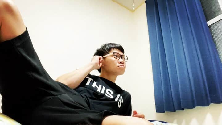 岡下雅典のインスタグラム：「家族にお姉ちゃんほしかったな〜。 お姉ちゃんおったら学生時代これやりたかったな〜。 ※ほぼ音声だけの動画です  #お姉ちゃんに男から電話 #夜20時過ぎ #お姉ちゃん声のトーン変わる #焦るお姉ちゃん #なんか照れる弟 #森高ケンタロウか… #てか何やこの動画」