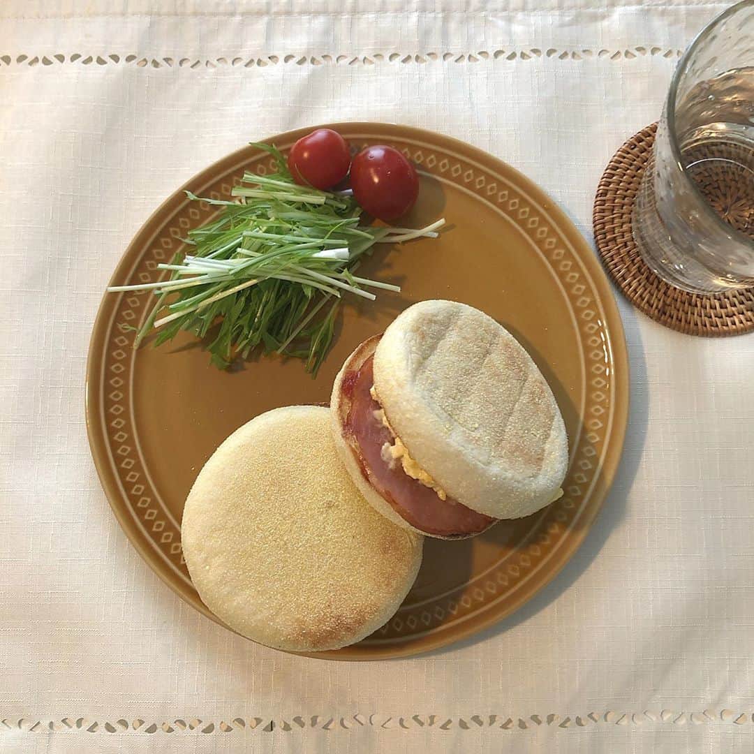 柏山奈々美のインスタグラム：「朝食のマフィン。  何気にパンはマフィンが1番すきかもしれない。  #おうちごはん #うちごはん #요리　#아침밥 #料理」