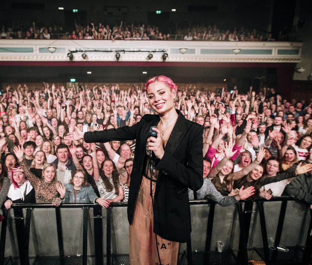 のインスタグラム：「my live shows wouldn’t be what they are without the team who help make it happen. whether it’s a tour manager, band members, lighting engineer, photographers, managers, sound engineer, hair, makeup, stylist, bus drivers, promoters, agents, venues, catering staff (I’m not that fancy lol but support tours have had great food), security, bar staff - AND SO MANY MORE. last year the UK’s live music industry brought in over £4.5bn to the economy and supported over 200,000 jobs. Up to 50% of the live music industry’s workforce are now unemployed and have no idea when/if they will be able to return to their jobs. I know this because many of my friends are wondering how they are going to make a living for the foreseeable future. 90% of grassroots music venues, probably the ones you love seeing your favourite artists at, are under serious threat of closure. Live music is such an important part of an artist’s career and income. I am lucky to be out of album cycle at the moment and privileged to be in the position I’m in but I know this is not the case for many others. until live shows can safely return we must speak up and demand our UK government support the venues, festivals, promoters, people in need. P.S these are photos from my last few gigs and I miss you all so much!  #letthemusicplay 🙏🏼」