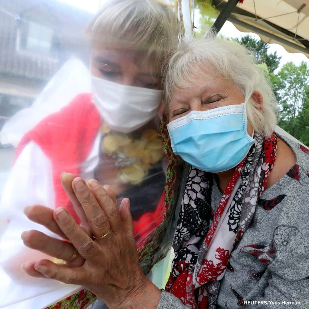 ABC Newsさんのインスタグラム写真 - (ABC NewsInstagram)「Resident at Belgian nursing home embraces residence director through a wall made with plastic sheets to protect against potential COVID-19 infection. #nursinghome #coronavirus #lockdown」7月2日 21時29分 - abcnews