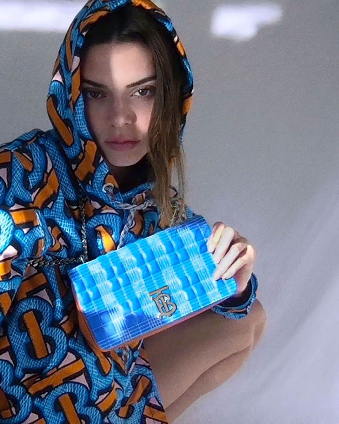 Burberryさんのインスタグラム写真 - (BurberryInstagram)「A self-portrait by #Kendall for the #TBSummerMonogram collection . Embodying the free spirit and optimism of the season, our Monogram cotton hoodie and quilted #LolaBag in a refreshed palette of cobalt blue and orange  . #Burberry」7月2日 21時29分 - burberry