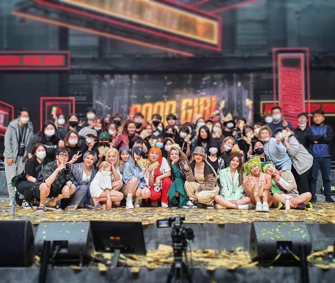 のインスタグラム：「오늘이 굿걸 마지막 에피소드입니다.  처음 단독 MC를 맡게 된 프로그램이다 보니 제작진분들이랑 더 많이 소통하며 호흡을 맞추려고 노력했습니다.  그러면서 문득 한 프로그램을 위해서 정말 많은 사람들이 고생한다는 생각이 들었습니다.  비록 방송에는 오로지 출연자들 밖에 나오지 않지만 그 뒤에는 이보다 훨씬 더 많은 사람들이 같이 프로그램을 만들어가고 있습니다.  굿걸 마지막 회도 많이 사랑해 주시길 바라면서 감사했습니다.  잘 가라 굿걸 ❤️ 내 첫 단독 MC를 열어주어서 고마워.  수고하셨습니다 모두! #굿걸 #mc #딘딘 #또이렇게추억이하나가생기는구나 #마지막회 #본방사수 @mnet_hiphop」