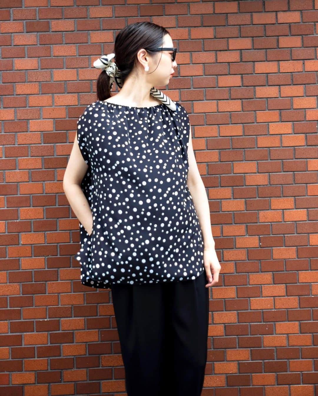 VERMEIL par ienaさんのインスタグラム写真 - (VERMEIL par ienaInstagram)「『普遍的なドット』﻿ ﻿ New blouseは、ギャザーをふんだんに﻿入れた シックなブラウス﻿ “夏のモノトーン“を楽しむ。﻿ ﻿ ﻿ Blouse: 18,000yen+tax / VERMEIL par iena﻿ (NEW: 7/3 入荷予定)﻿ Pierced earring: 22,000yen+tax / IN2 DESIGN  (NEW: 7月中入荷予定)﻿ @in2_design  ﻿ Pants: 18,000yen+tax▶︎(40%off) 10,800yen+tax / VERMEIL par iena﻿ ﻿ Shoes: 68,000yen+tax▶︎(50%off)﻿ 34,000yen+tax / MARI GIUDICELLI﻿  ﻿ ﻿ ﻿ ﻿ ﻿ #vermeilpariena #iena ﻿ #2020ss #sale﻿ #ヴェルメイユパーイエナ #イエナ ﻿ #ドット　#モノトーンコーデ」7月2日 21時37分 - vermeilpariena