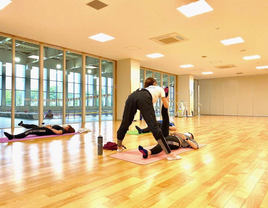 吉田知那美さんのインスタグラム写真 - (吉田知那美Instagram)「・ stretching lessons by ballerina 🩰 🦢 @yr.ballet.studio It’s a great opportunity to know our body balance and correctives. Thank you for giving us great lessons Ruri.It was so fun!! ・ 今日の午前中のカリキュラムは、バレエの先生を講師に迎えてストレッチレッスン🩰 毎日当たり前にしているストレッチをもう一度基本から見直し、最後に少しだけバレエの基本レッスンも体験させてもらいました🩰🦢 講師の先生は私の高校の同級生。 彼女がロシアで培った知識や経験が、北海道・オホーツクで生まれ育つ子供たちの沢山の可能性となることを私も願っています💫 網走から世界へ、バレエを通してたくさんの子どもたちが夢を叶えられる町になりますように！ @v_rvm @yr.ballet.studio #ヤーアールバレエスタジオ #地味に見えるでしょ #全部つらいの #curling #ballet #training #網走 #北海道 #バレエ #カーリング #ありがとうるったんlove you!」7月2日 21時41分 - chinami1991