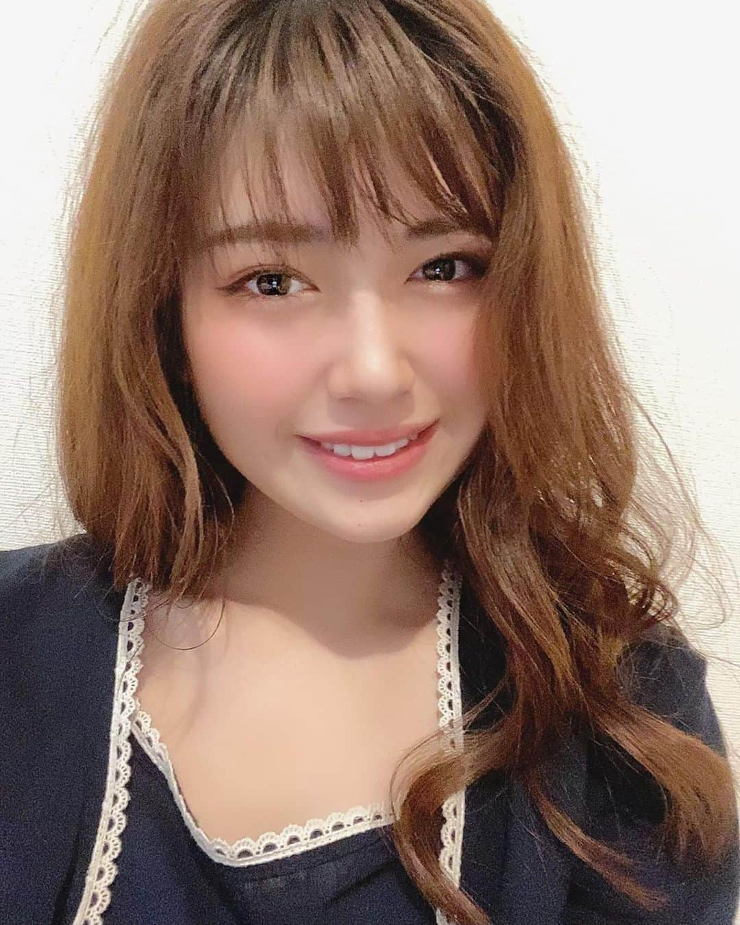 藤堂なえみさんのインスタグラム写真 - (藤堂なえみInstagram)「ホワイトニングまた行ってきたよ〜ん🦷 月1回定期的に通いたい🦋✨✨  #なえぴょん🐰 のインスタ見たよ❣️で 15人限定で通常3照射12000円の ホワイトニングがなんと5000円で 受けられるってさ！！  　　🎀ご予約方法🎀 ✔️お電話　03-4531-2559 ✔️LINE  ID  @hwl1380m ✔️インスタグラム　@ginzadewhitening  ・ ・ 割引コード（naemi）10%off  使用期限（7/3〜8/2） ▶️http://freshy.jp/category/naemi/201 ・ ・ #freshy_jp #freshy_ #freshy_コーデ  #銀座deホワイトニング #銀座ホワイトニング #銀座 #ホワイトニングサロン #セルフホワイトニング #ホワイトニング #サロン #エステ #美容 #白い歯 #効果 #口コミ #インスタ映え #インスタ歯え #ホワイトニングおすすめ #ホワイトニングオススメ #痛くないホワイトニング #美意識向上 #可愛くなる方法 #笑顔」7月2日 21時42分 - naestagramdayo