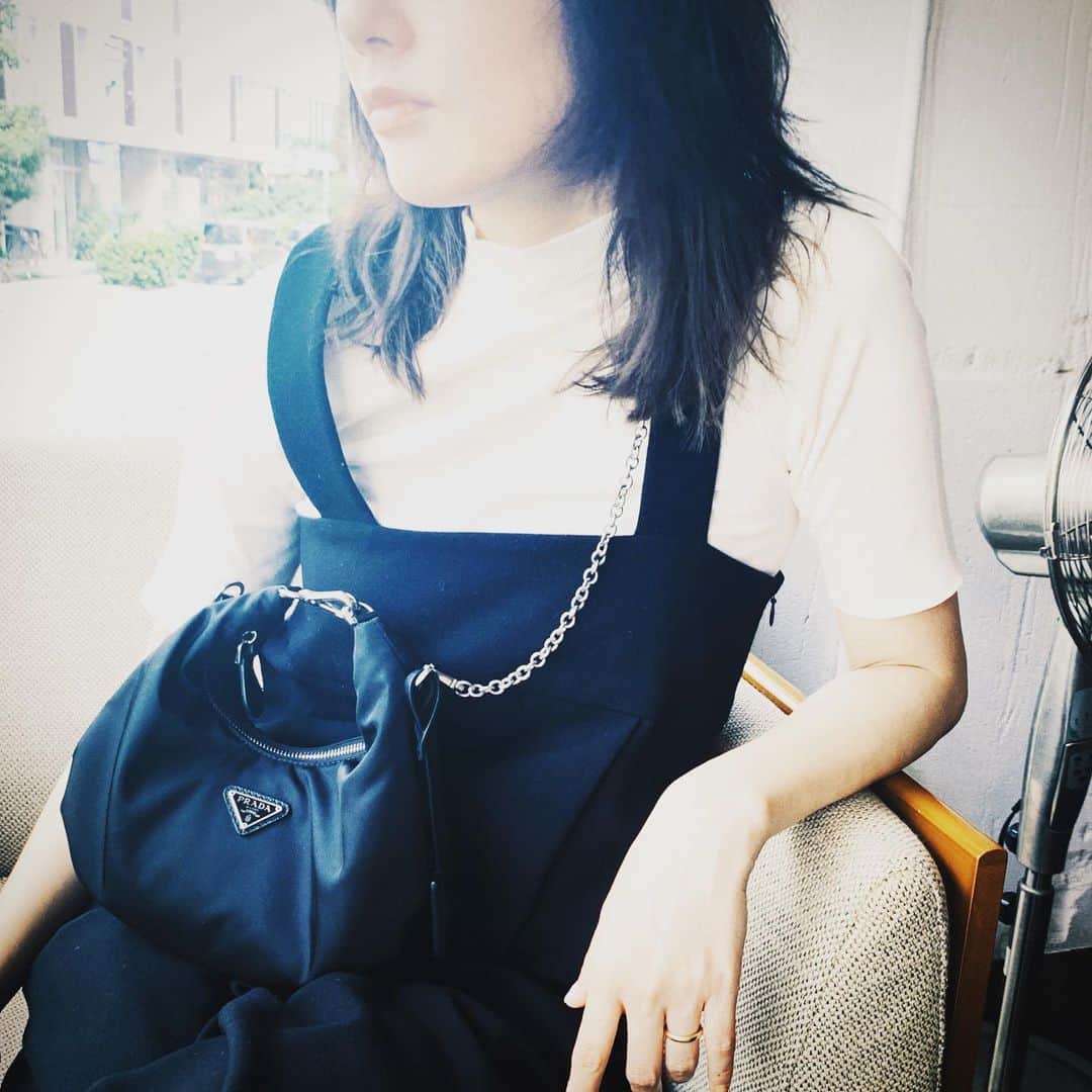 水川あさみのインスタグラム：「プラダのナイロンシリーズがとにかく好き。コロンとかわいい。Thanks @prada. #PradaAquaIsetan #PradaReEdition」