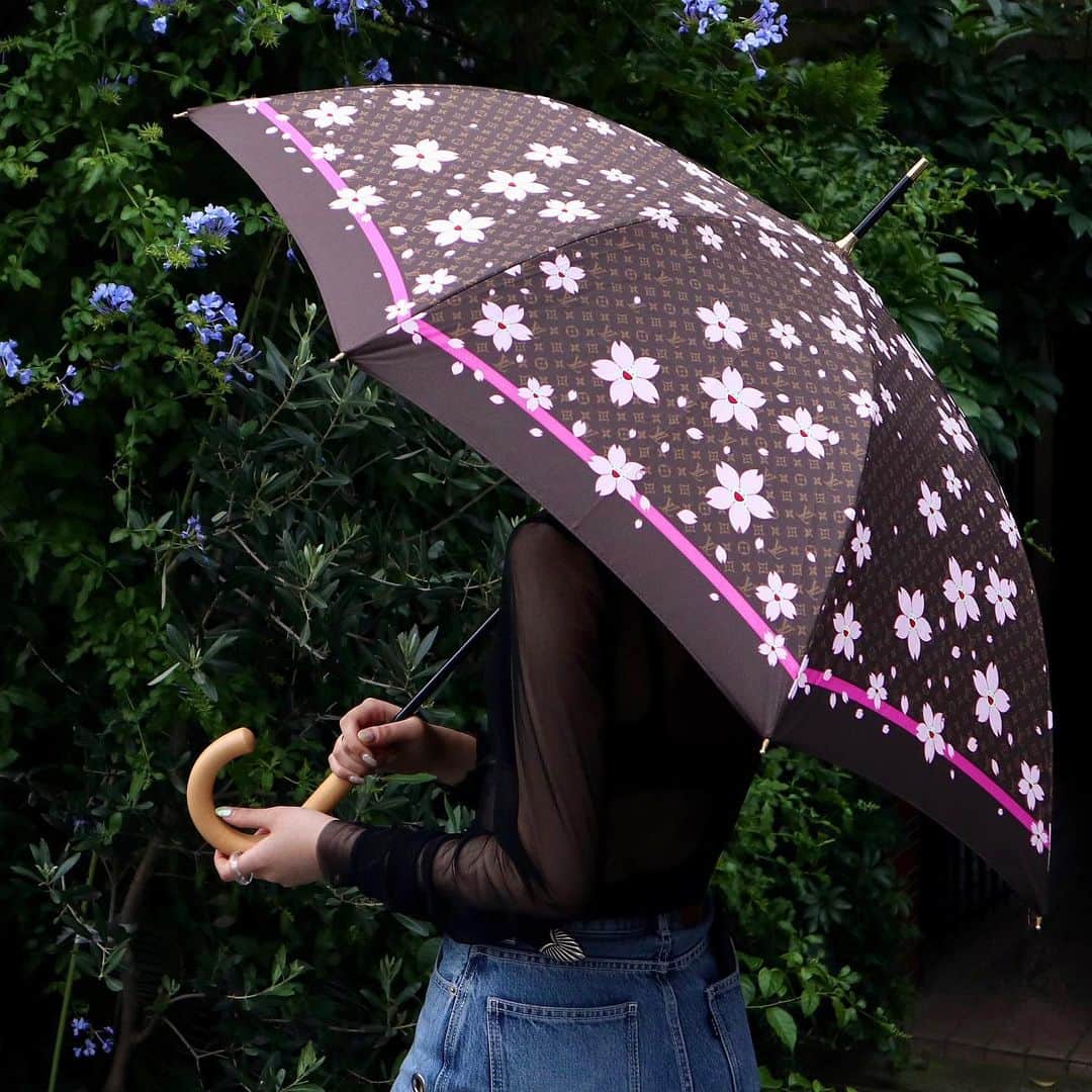 Vintage Brand Boutique AMOREさんのインスタグラム写真 - (Vintage Brand Boutique AMOREInstagram)「Louis Vuitton × Takashi Murakami Cherry Blossom Umbrella.  AMORE meets LV x MURAKAMI  POPUP Store at AMORE Gentleman July 1st - 29th  This item is only available at the store but we accept orders by direct message. Please DM us if you are interested in the item!  Free Shipping Worldwide✈️ ≫ ≫ ≫✉️ info@amorevintagetokyo.com  #AMOREmeetsLVxMURAKAMI #村上隆 #ヴィンテージ #ルイヴィトン  #ヴィンテージルイヴィトン #ヴィンテージブランドブティック #アモーレ #アモーレトーキョー #表参道 #青山 #東京 #louisvuitton #takashimurakami #murakamitakashi #vintage #vintagelouisvuitton #louisvuittonvintage #amoretokyo  #amorevintage #vintageshop #amoregentlman #アモーレジェントルマン #popupstore」7月2日 12時57分 - amore_tokyo