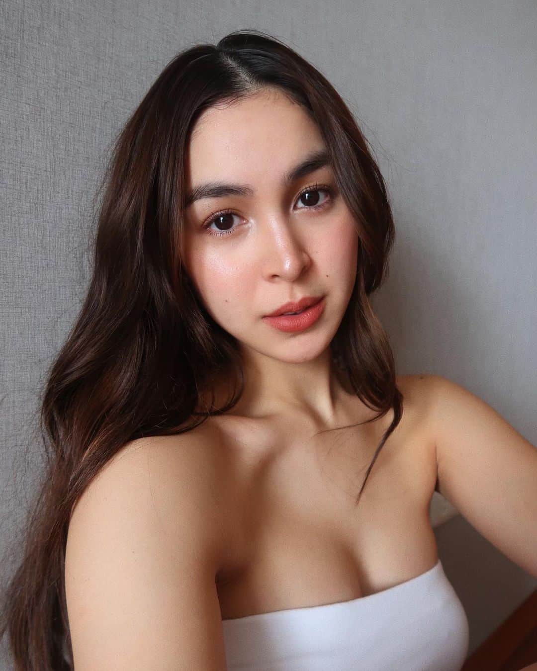 ジュリア バレットのインスタグラム：「It has already been three weeks since my thermage treatment and the results have already come to its full effect. The results are instant, like magic ✨  Thank you @belobeauty! Always working wonders.」
