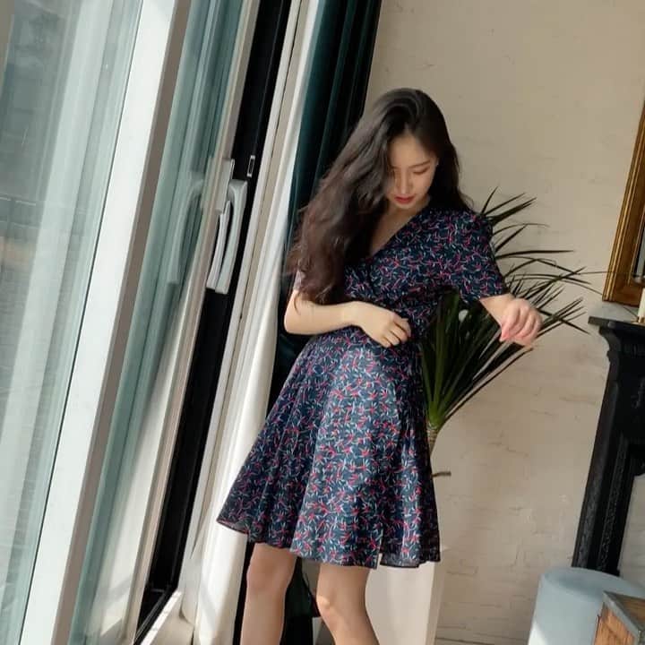 Chuuのインスタグラム：「❤️CHUU❤️ . 체리 패턴으로 상콤한 여름 원피스🍒 160cm 기준 무릎 위로 살짝 올라오는 기장🤗 입기 편한 랩 원피스로 데일리 꾸밈 원피스로 추천해욧🌷☺️ _ 💌체리 랩 dress」