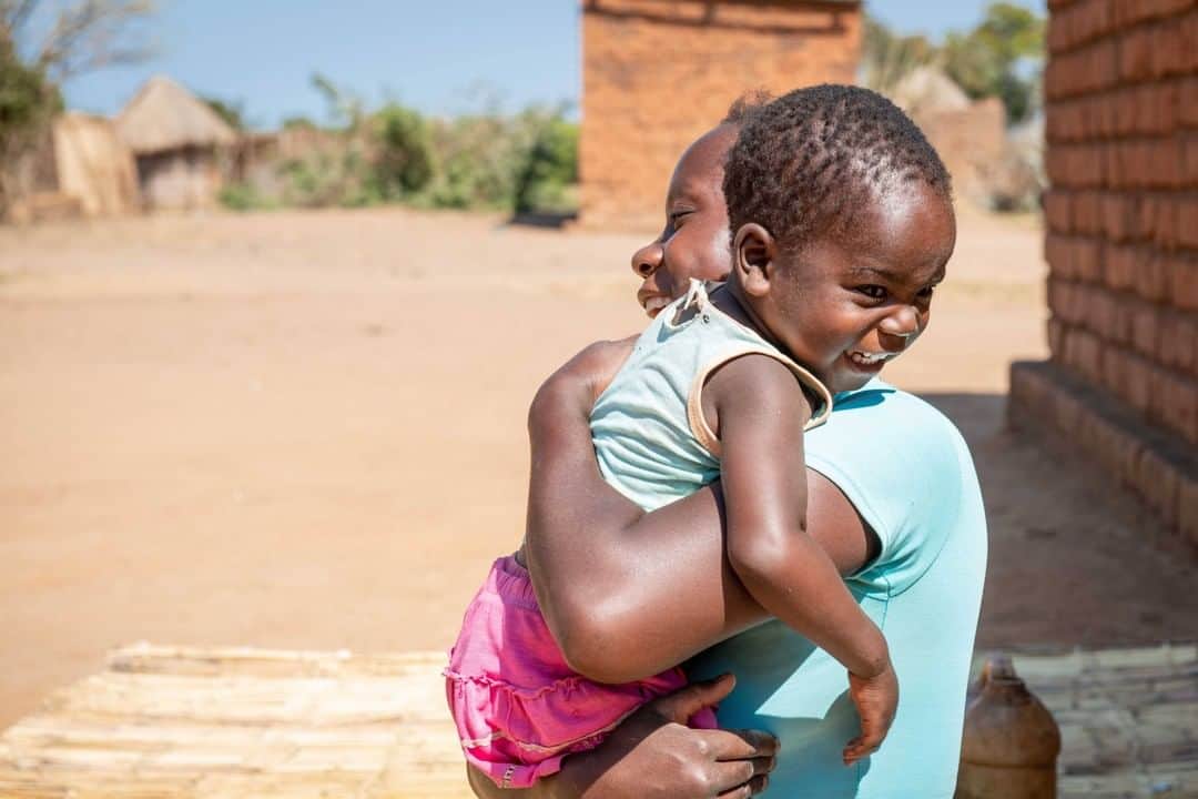 unicefさんのインスタグラム写真 - (unicefInstagram)「Catch! Two-year-old Doreen squeals with delight as she throws a homemade ball with her mother. Suzan, 25, started to appreciate the importance of play after joining a parenting class, which UNICEF and LEGO Foundation support in Zambia.⠀ ⠀ "Unlike before, I feel much greater intimacy with my child,” she explains. “I’m able to tell when she needs something and know if she is unwell even before asking. Doreen is now a very active child and able to mingle freely with her peers without any difficulties of trying to fit in. To apply the lessons I’ve learned in the parenting classes, I sing, play games to identify colours and help her start writing. Despite the restrictions on movements, I now have more time to play with my children, as well as making home-made toys for play, like a rattle made of a cut maize cob and a string.’’ Every little game makes the #EarlyMomentsMatter.⠀ ⠀ ©UNICEF/Zambia/Siakachoma」7月2日 13時04分 - unicef