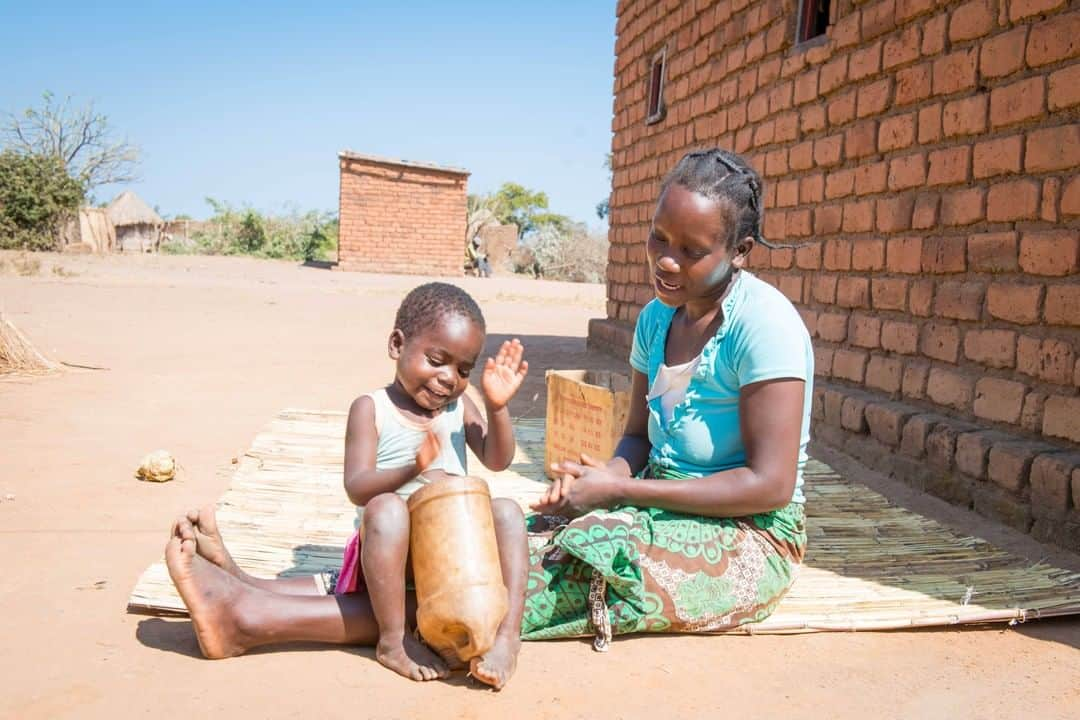 unicefさんのインスタグラム写真 - (unicefInstagram)「Catch! Two-year-old Doreen squeals with delight as she throws a homemade ball with her mother. Suzan, 25, started to appreciate the importance of play after joining a parenting class, which UNICEF and LEGO Foundation support in Zambia.⠀ ⠀ "Unlike before, I feel much greater intimacy with my child,” she explains. “I’m able to tell when she needs something and know if she is unwell even before asking. Doreen is now a very active child and able to mingle freely with her peers without any difficulties of trying to fit in. To apply the lessons I’ve learned in the parenting classes, I sing, play games to identify colours and help her start writing. Despite the restrictions on movements, I now have more time to play with my children, as well as making home-made toys for play, like a rattle made of a cut maize cob and a string.’’ Every little game makes the #EarlyMomentsMatter.⠀ ⠀ ©UNICEF/Zambia/Siakachoma」7月2日 13時04分 - unicef