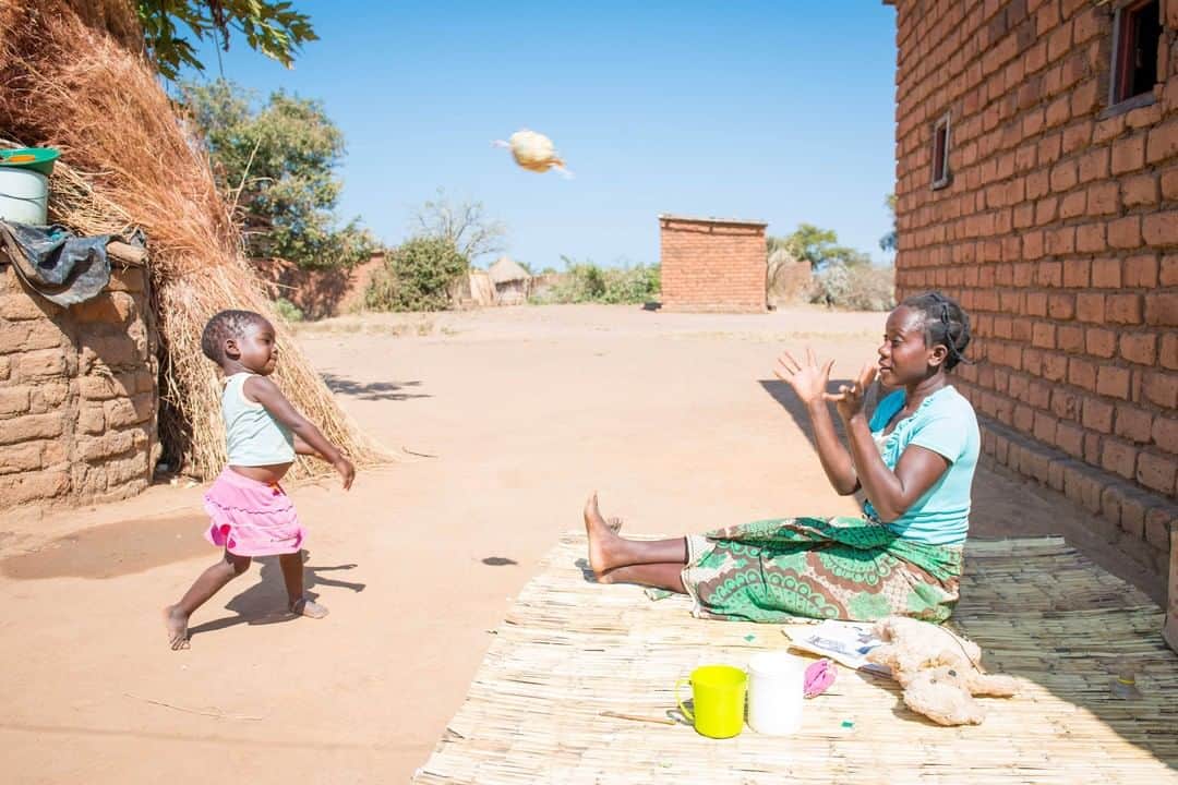 unicefさんのインスタグラム写真 - (unicefInstagram)「Catch! Two-year-old Doreen squeals with delight as she throws a homemade ball with her mother. Suzan, 25, started to appreciate the importance of play after joining a parenting class, which UNICEF and LEGO Foundation support in Zambia.⠀ ⠀ "Unlike before, I feel much greater intimacy with my child,” she explains. “I’m able to tell when she needs something and know if she is unwell even before asking. Doreen is now a very active child and able to mingle freely with her peers without any difficulties of trying to fit in. To apply the lessons I’ve learned in the parenting classes, I sing, play games to identify colours and help her start writing. Despite the restrictions on movements, I now have more time to play with my children, as well as making home-made toys for play, like a rattle made of a cut maize cob and a string.’’ Every little game makes the #EarlyMomentsMatter.⠀ ⠀ ©UNICEF/Zambia/Siakachoma」7月2日 13時04分 - unicef