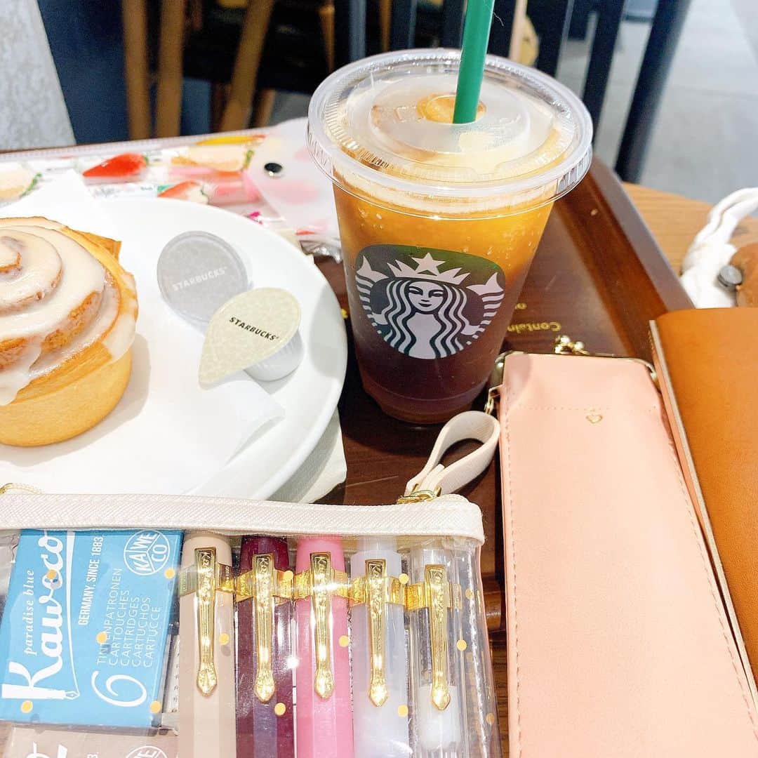 ＊kumi＊さんのインスタグラム写真 - (＊kumi＊Instagram)「2020.07.02.木 .  #コールドブリューコーヒーフローズンレモネード  . 今年も結局クールライムはない、という事で😭 .  @yum63 さんおすすめの新作、コールドブリューフローズンレモネードに挑戦。  クールライム好きにはオススメ、と言われて、コーヒーが飲めないのに頑張ってみました😂  これ、コーヒー抜きでカスタムしてもらえるとも教えてもらったんですが、さすがに1回目はコールドブリューのコーヒー抜きで、と言うのが恥ずかしくて😂  まずは上の方のフローズンレモネードをストローですすったら、ん💕好きな味😍  . がしかし、レモネードだけ飲むと後々コーヒーだけが残ってしまう…😂  迷ったけどシロップとコーヒーフレッシュを追加して頑張りました😂😂  やっぱり次はコーヒーなしで、そしてゆずシトラス果肉追加で飲んでみようかな😍  . ほぼ日オリジナル、しばらくガラスペンで色んなインクを楽しみつつ、Twitterの朝活書写や、ゆるっと自主練、なんぞを書いてましたが、  ひさしぶりに万年筆で書いたらやっぱり楽しすぎました😂  で、万年筆だとインクの中身をほいほいと変えられないので、  やっぱ万年筆もう1本いるな…他のインクも入れたいな…の無限ループに陥ってます😂  これが万年筆&インクの沼ってヤツなんですね…😱  いや、もうしばらくは増やしません！…多分。  息子に新しいベッドが届き、娘に中古だけどサクサク動くパソコンが届き、私はこっそり万年筆をお安く手に入れたので、今月は多分幸せ😂💕 . あ、旦那は自粛生活、テレワークで10キロ痩せました…🤣1番羨ましい……💦💦 . .  #トラベラーズノート#ほぼ日#ほぼ日手帳#ほぼ日weeks#ほぼ日手帳weeks#ほぼ日オリジナル#プロッター#hobonichi#travelersnote#travelersnotebook#ノート#手帳#手帳タイム#スケジュール帳#文具#文房具#万年筆#ペリカン万年筆#キャップレスデシモ#カヴェコ#kaweco#マステ#スタバ#スターバックス#starbucks#カフェとノート部#シナモンロール」7月2日 13時15分 - kumitea6002