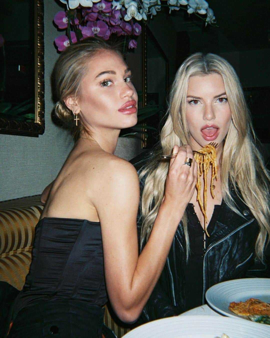 のインスタグラム：「i hope your tipsy rn mer mer 😈 🎂🎉🤍」