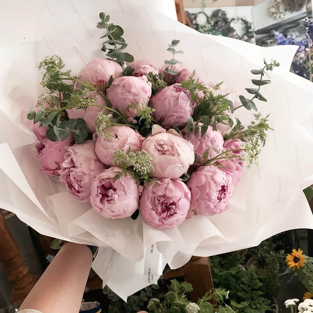 Florist.janeさんのインスタグラム写真 - (Florist.janeInstagram)「어제 예약 주문건 작약  #블스꽃다발 💓 늘 예쁜 작약만 골라 보내주시는 스타일 사장님  @style_flower_  감사합니다 🙏🏻   . . . 👆🏻블스 주문건 경우 배송료는 모두 별도 입니다. . ✌🏻배송 시간은 매번 달라지는 교통 상황에 따라 정각에 맞출  수 없으며 대략적인 시간대에 배송해드립니다.(ex 1시-2시)  👌🏻상품 문의시 원하시는 작품 캡쳐후 문의주시면 빠르게 답변도와드리겠습니다💕  🤟🏻매번 달라지는 꽃 시장 상황에따라 샘플 사진과 100% 동일하게 제작은 어렵습니다. 최대한 비슷하게 또는 사진 보다 더욱 예쁘게 제작해드리니 전적으로 플로리스트 의견을 믿어주세요 🙏🏻  .  . . . #블루밍스완 #꽃다발 #꽃스타그램 #꽃집 #peonies #프로포즈 #프로포즈꽃다발 #꽃다발주문 #선물스타그램 #꽃배달 #꽃선물 #결혼기념일 #결혼10주년 #flowers #florist #연예인서포트 #연예인꽃다발 #종방연꽃다발 #작약꽃다발 #꽃다발집중반 #플라워레슨 #플로리스트 #학동역꽃집 #논현동꽃집 #강남꽃배달」7月2日 13時24分 - jane.florist