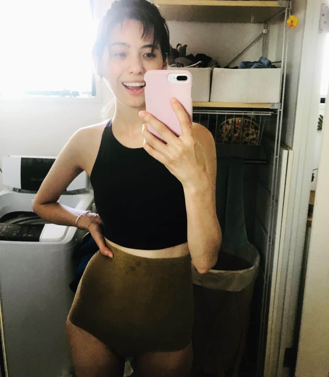 サンドバーグ直美のインスタグラム：「晴れた！！☀️ Laundry and packing day!  hazelleの水着も作りたいなー #girlsinhazelle #muchlikegreenpoint」