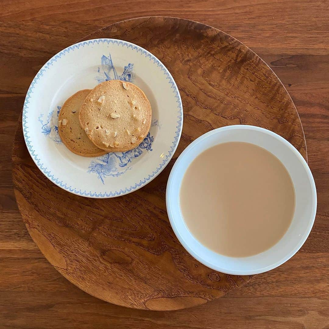 渡辺佳子さんのインスタグラム写真 - (渡辺佳子Instagram)「今日のおやつはお昼ご飯の後にChez Lui のサブレマロン。  #chezlui #今日のおやつ #代官山に用事があると #必ず買います #シェルイの #サブレマロン #カフェオレ」7月2日 13時21分 - yoshicowatanabe