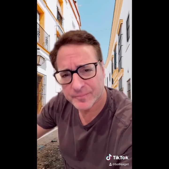 ボブ・サゲットのインスタグラム：「#voguechallenge」