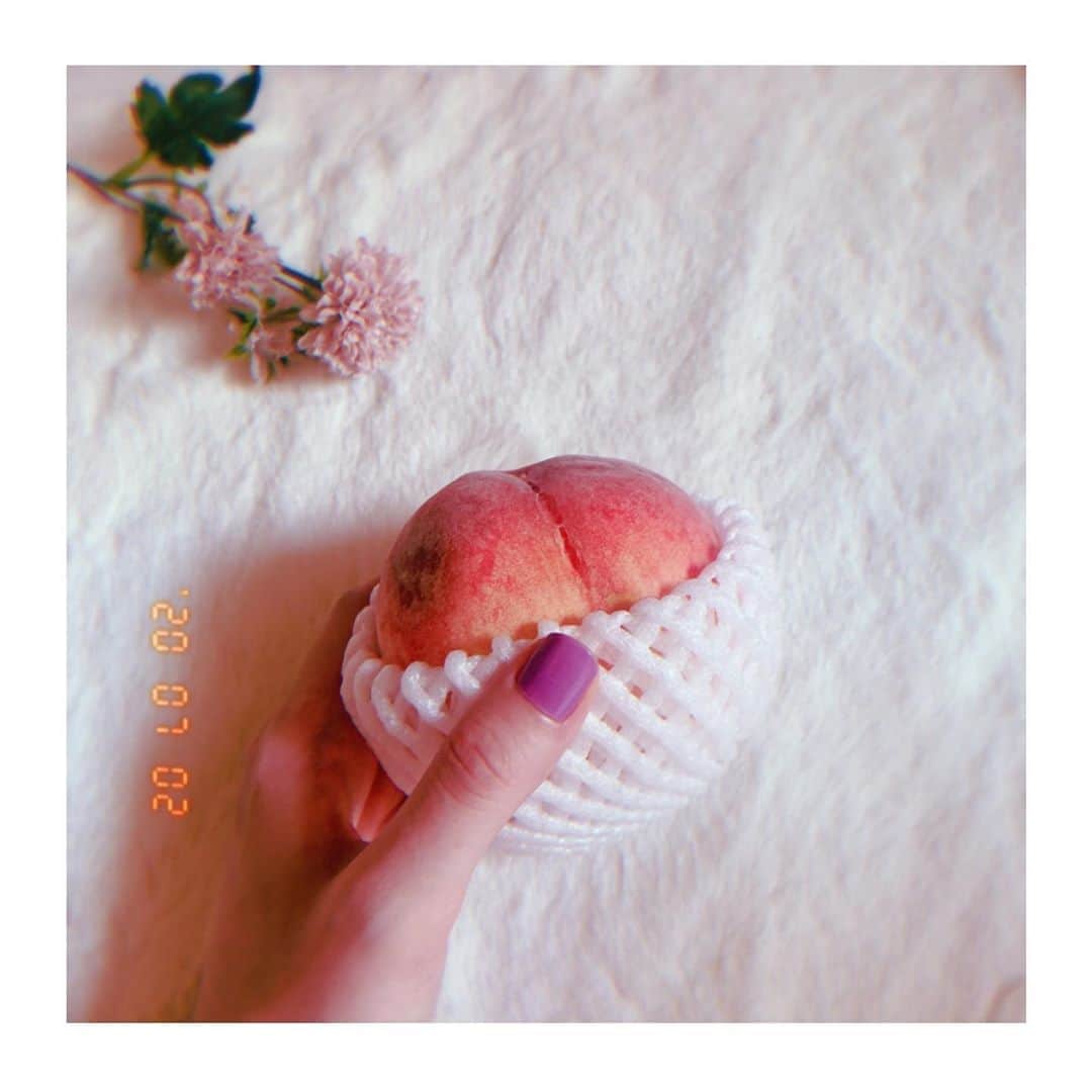 のインスタグラム：「今年初の桃ちゃん🍑 . 好きなフルーツ2位。 同率2位でたくさんいるけど。 ちなみに1位はメロンさん。 . 桃ってちょっと高級でいつも買わないけど、3個で500円だったから買ってしまった😋 . . 熟れるまでまだ少しかかりそうだけどお尻からいい匂い♡」