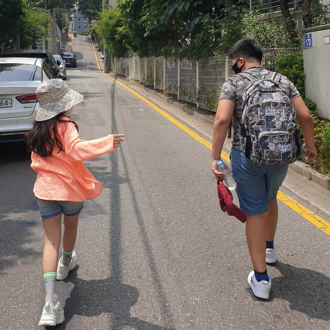 チョン・シアさんのインスタグラム写真 - (チョン・シアInstagram)「서우랑 쭈누데리러~🌿 뒤에서 둘이 나누는 대화듣기 꿀잼🤣 #하교길 #일상의행복」7月2日 13時27分 - jung.sia